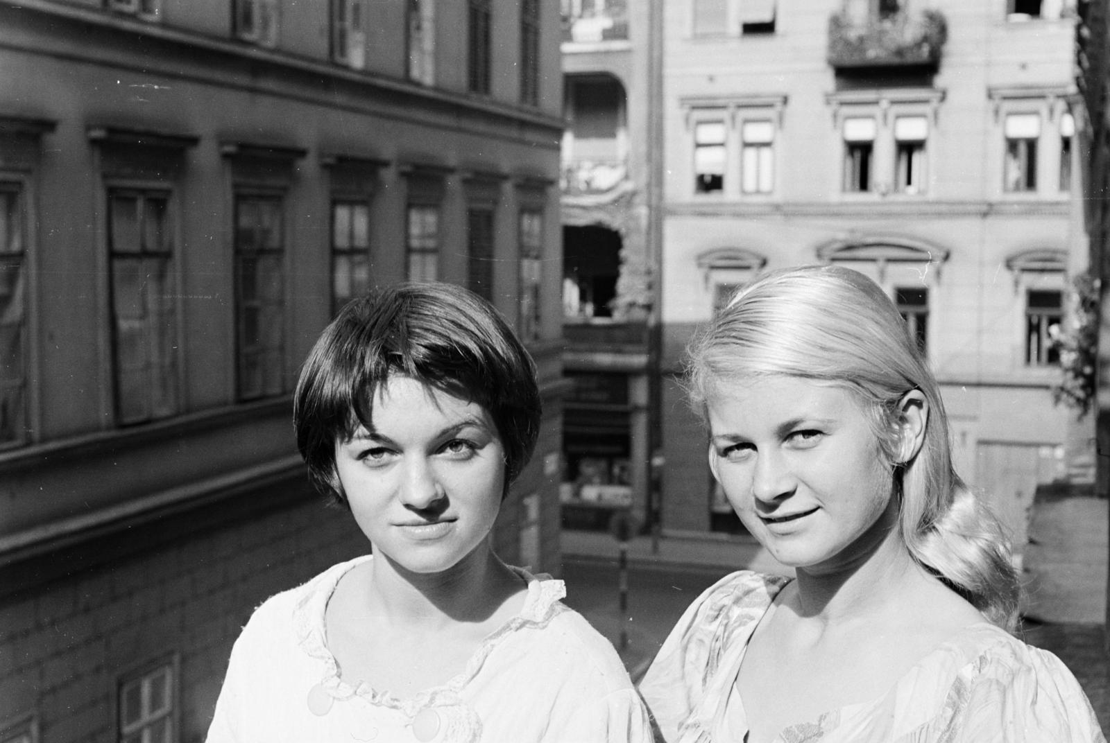 Magyarország, Budapest V., a felvétel a Molnár utca 20. számú sarokház Sörház utcai oldalán, egy erkélyen készült. Háttérben a Váci utca 60-as számú ház látható., 1966, Szalay János, Budapest, Fortepan #301265