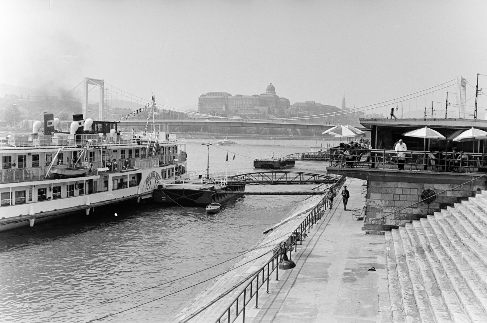 Hungary, Budapest V., Belgrád rakpart, a MAHART nemzetközi hajóállomása, háttérben az Erzsébet híd és a budai Vár., 1966, Szalay János, Budapest, Fortepan #301276