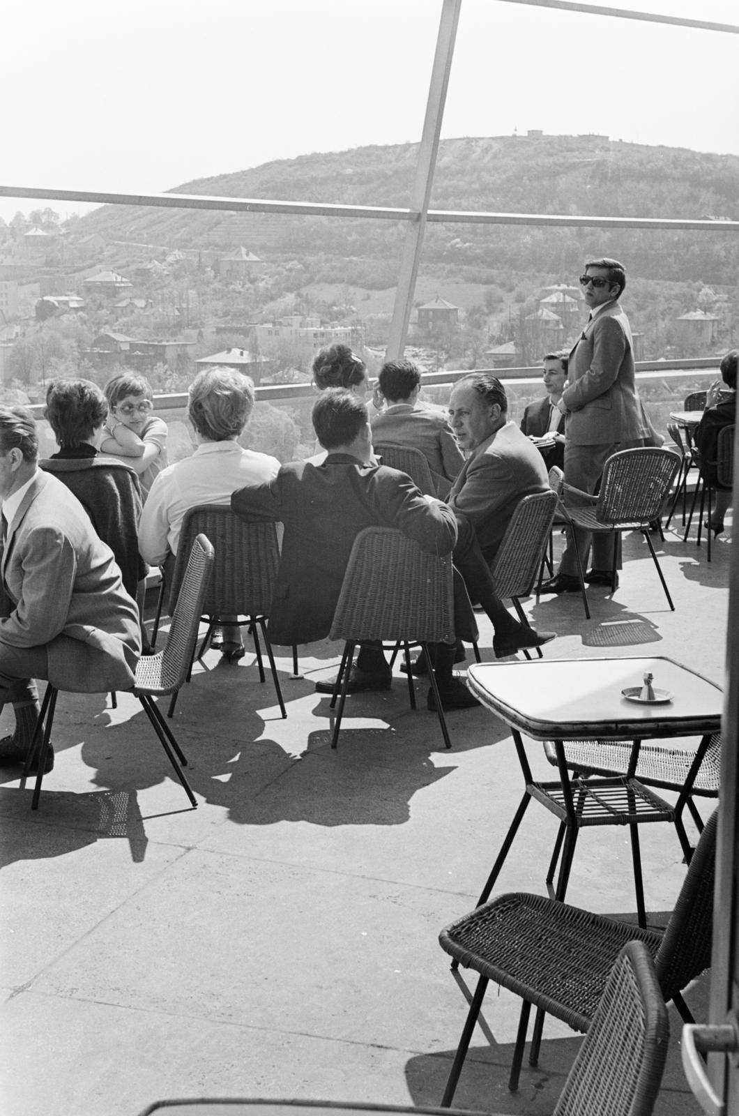 Magyarország, Budapest II.,Budapest XII., kilátás a Budapest körszálló teraszáról a Kis-Sváb-hegy (Martinovics-hegy) felé., 1969, Szalay János, Budapest, Fortepan #301280