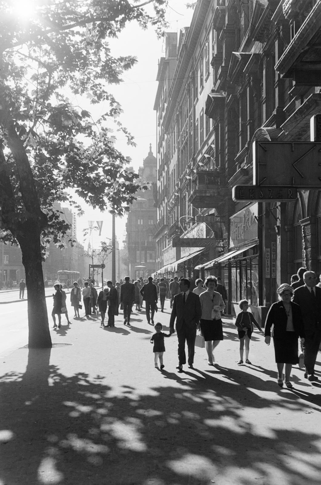 Magyarország, Budapest VII., Rákóczi út, a felvétel a 8. számú ház előtt készült, balra távolabb az Astoria kereszteződés található., 1966, Szalay János, járókelő, utcakép, fény-árnyék, Budapest, Fortepan #301282