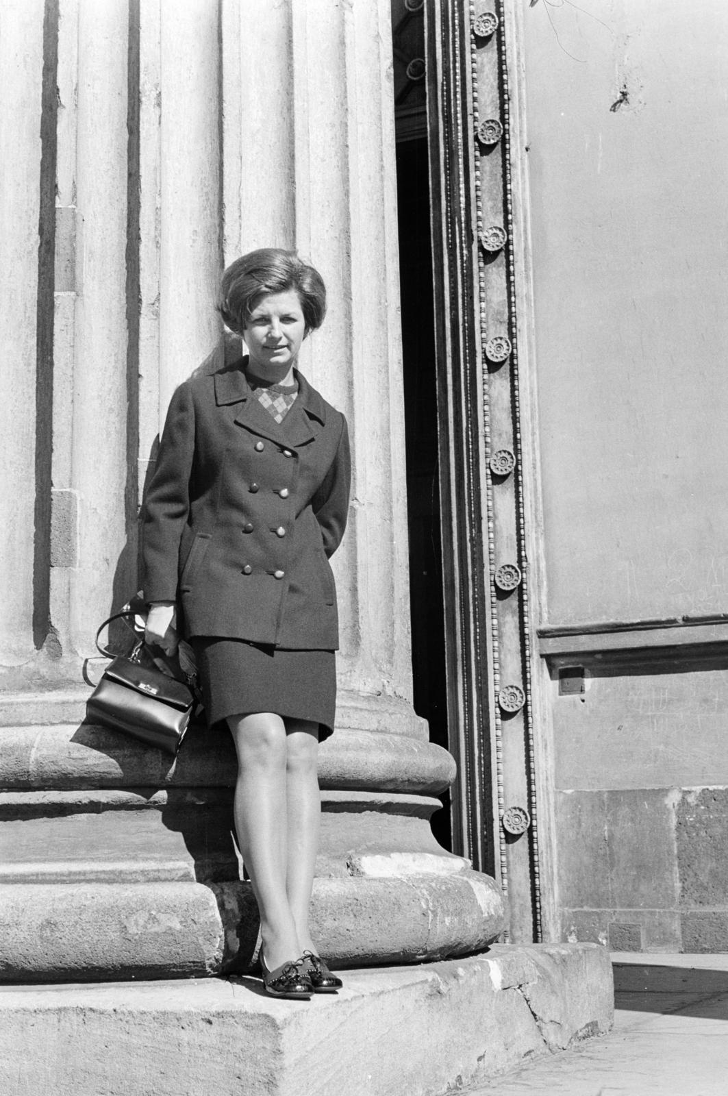 Hungary, Budapest VIII., Magyar Nemzeti Múzeum, a felvétel a főbejárat előtti oszlopnál készült., 1966, Szalay János, Budapest, Fortepan #301284