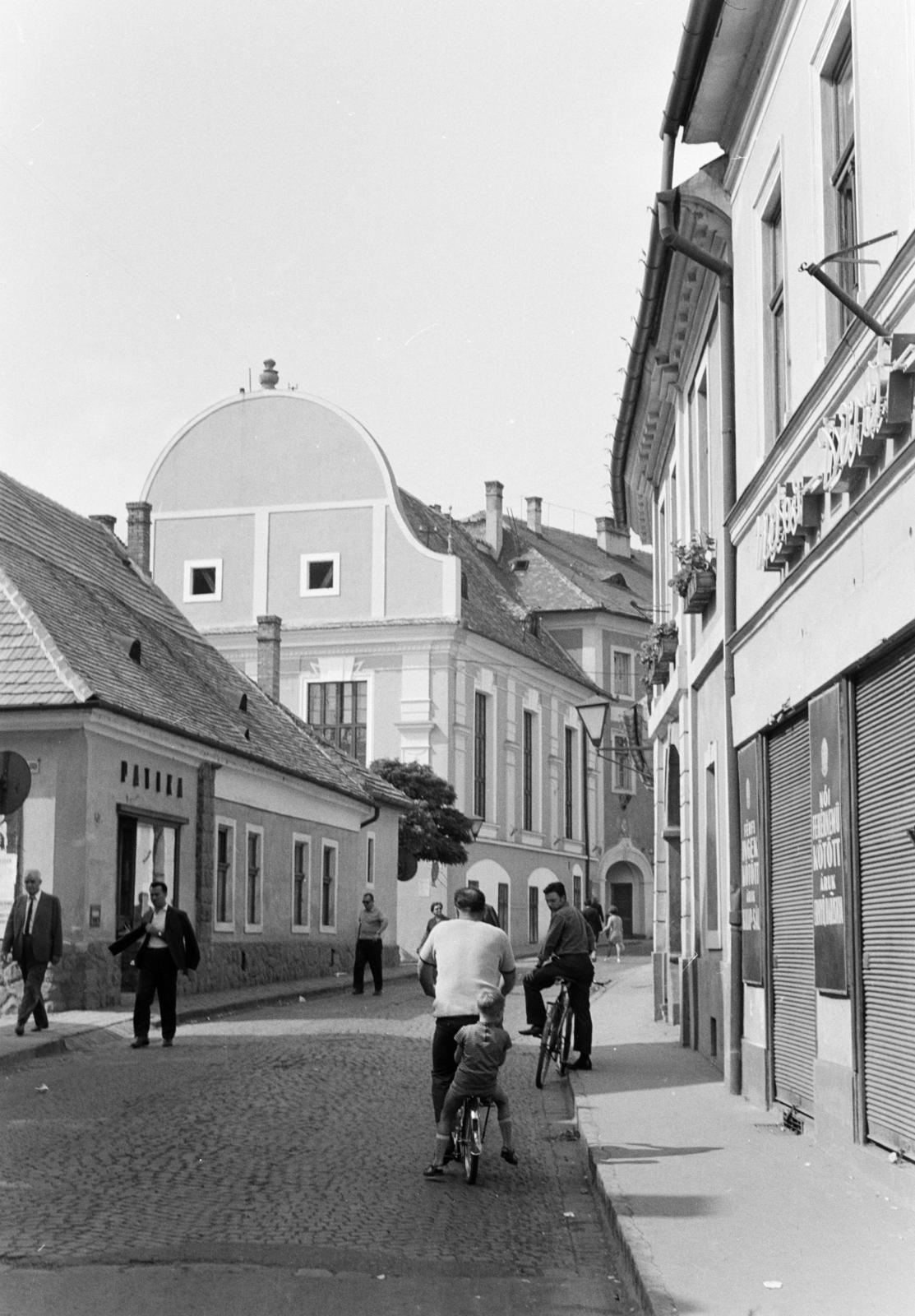 Hungary, Szentendre, Rákóczi Ferenc utca a Fő (Marx) tér felől nézve, szemben a Városháza épülete látszik., 1969, Szalay János, Fortepan #301286