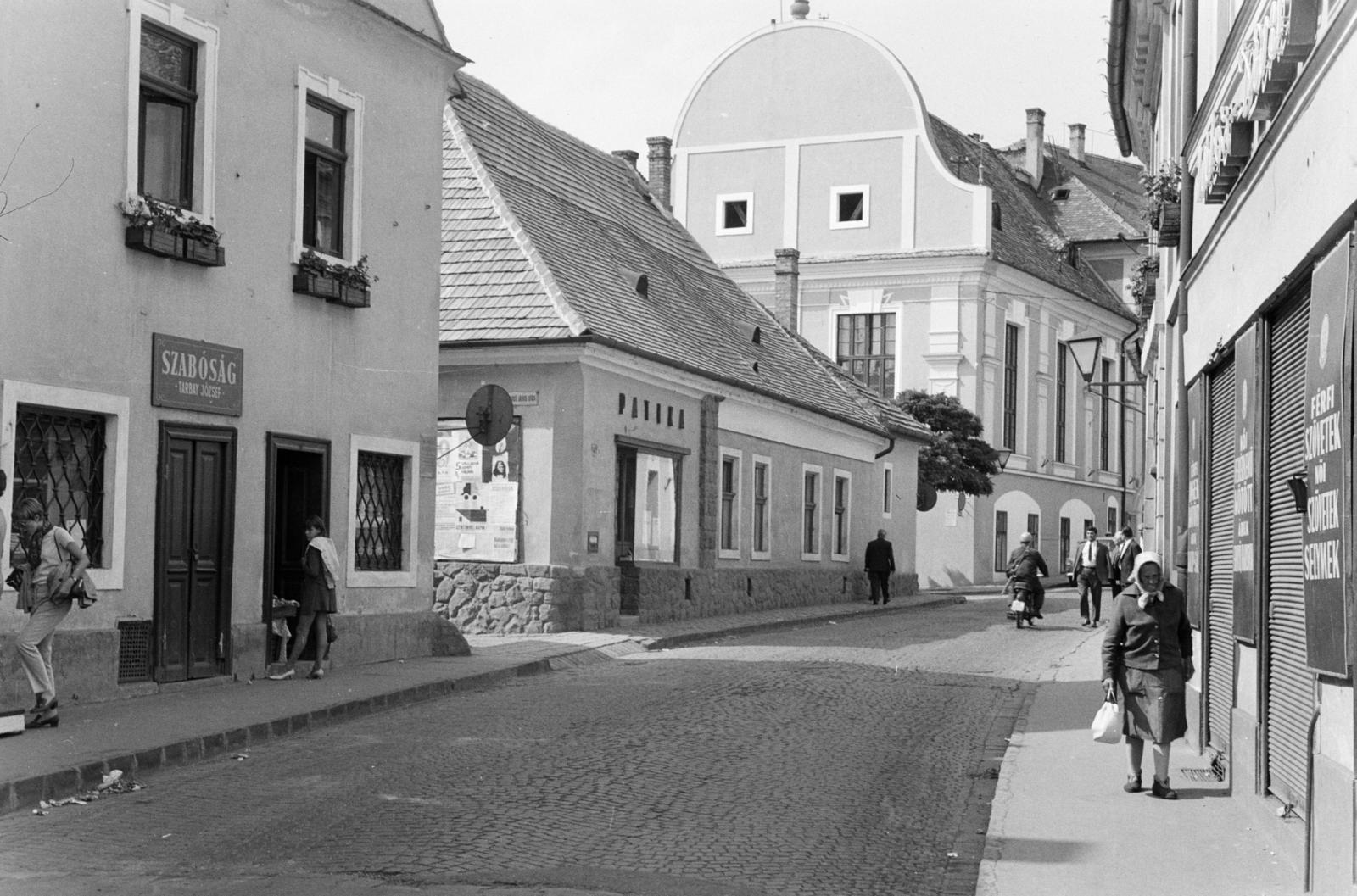 Hungary, Szentendre, Rákóczi Ferenc utca a Fő (Marx) tér felől nézve, szemben a Városháza épülete látszik., 1969, Szalay János, Fortepan #301287