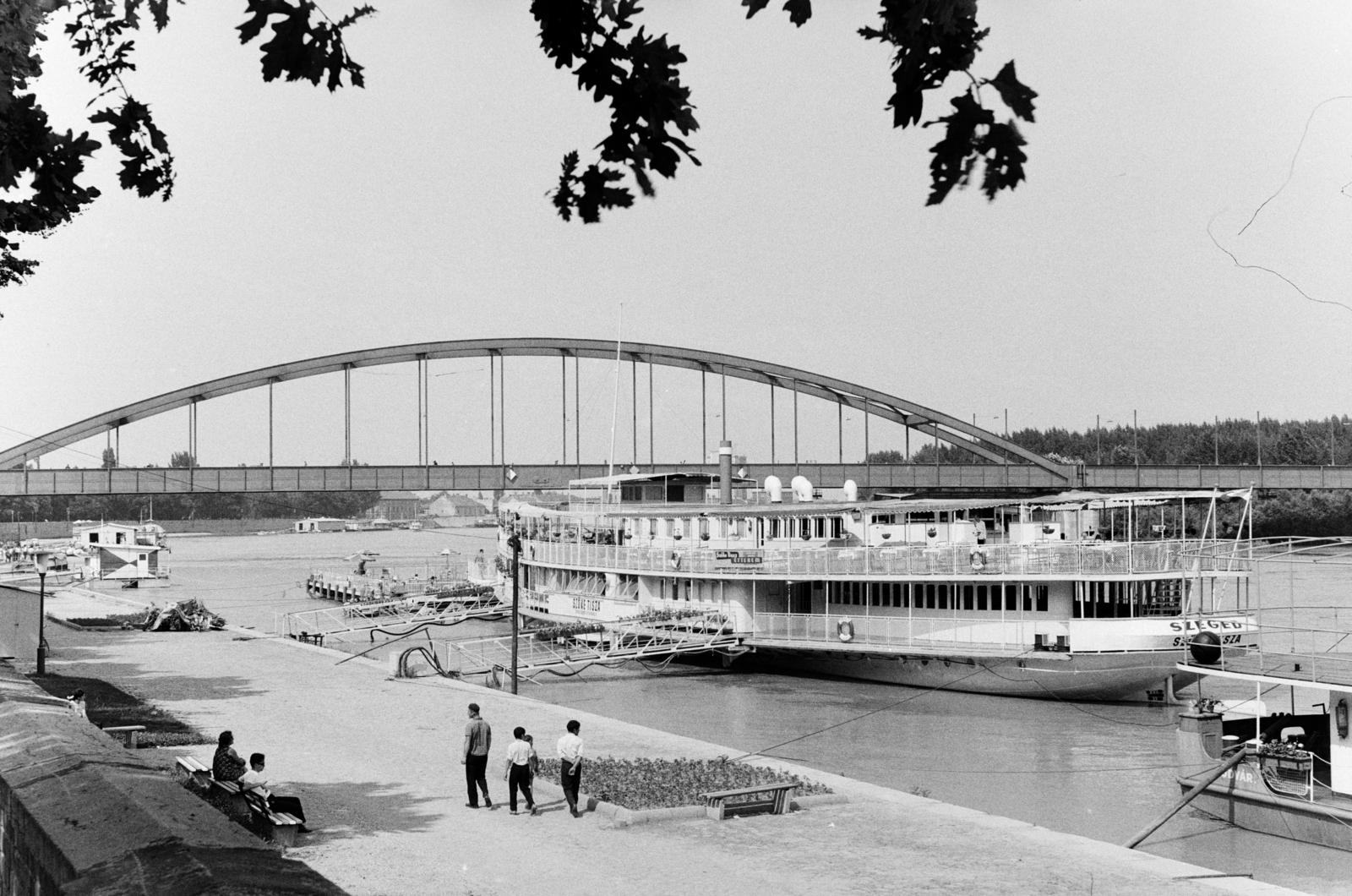 Magyarország, Szeged, Tisza-part és a Belvárosi híd. Középen a Szőke Tisza I. állóhajó., 1969, Szalay János, Fortepan #301289