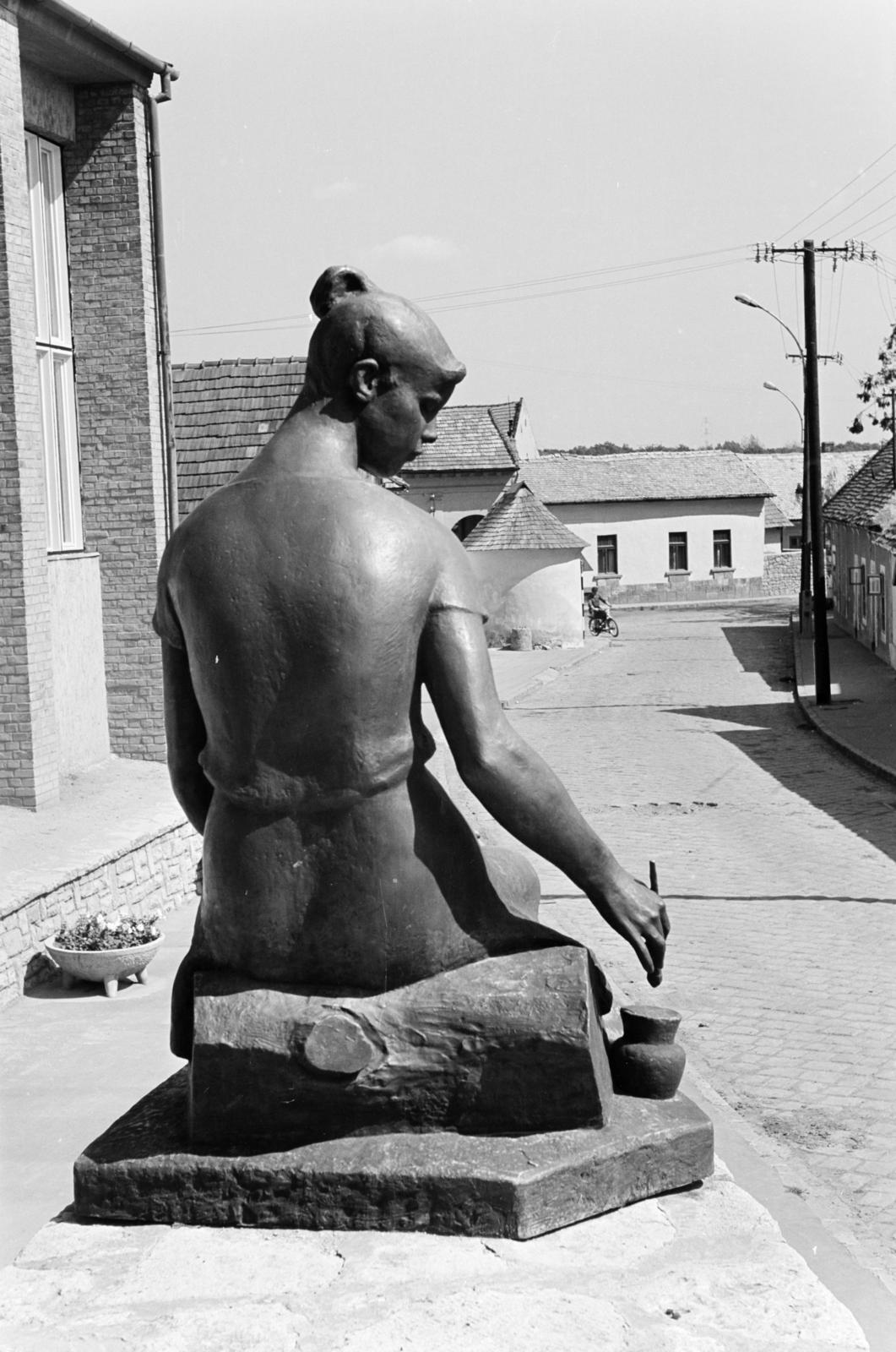 Hungary, Szentendre, Római sánc köz (ekkor utca) 1., a Móricz Zsigmond Gimnázium (később Petzelt József Szakközépiskola és Szakiskola) lépcsőfeljárójának mellvédjén a Festő nőalak (Festőlány) Szabados Béla szobra (1960). Háttérben keresztbe a Kossuth Lajos utca., 1969, Szalay János, Fortepan #301296