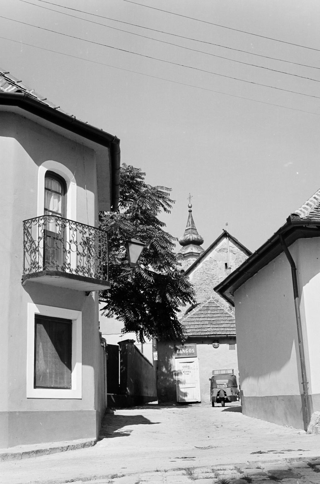 Hungary, Szentendre, a felvétel a Szent Péter-Pál-templom előtt készült. Szemben a Péter Pál utca - Török köz sarkán álló házak látszanak. A háztetők felett a Blagovesztenszka görögkeleti templom tornya látható., 1969, Szalay János, Velorex-brand, scone, number plate, Fortepan #301298