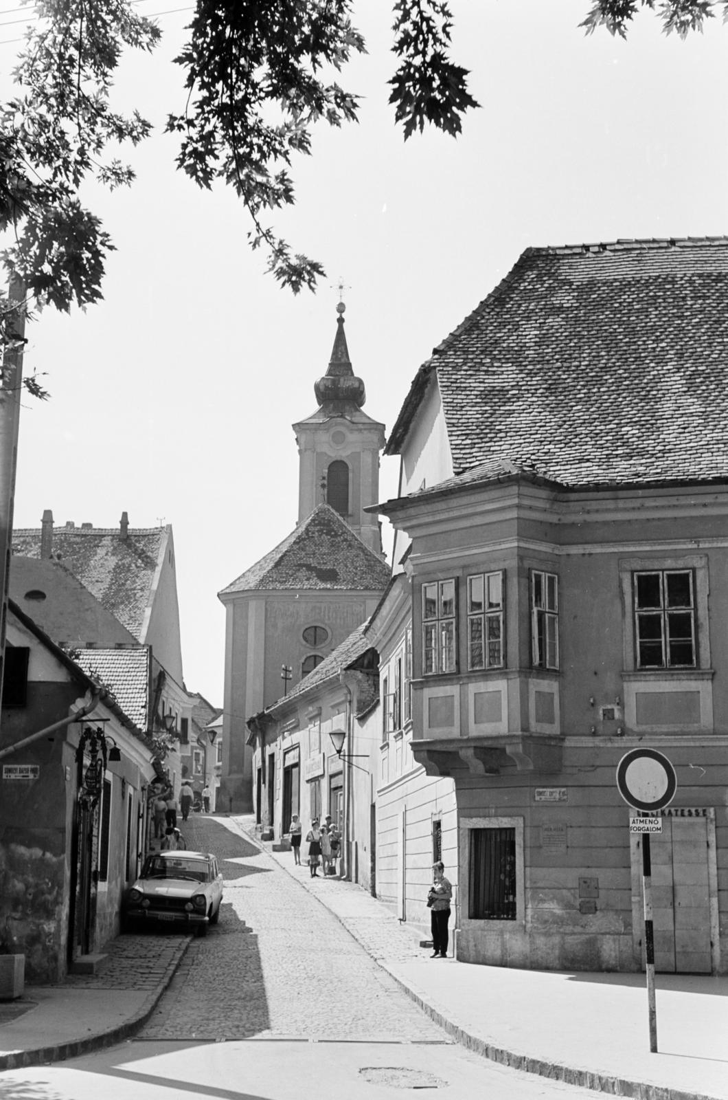 Magyarország, Szentendre, Duna korzó (Somogyi-Bacsó part), szemben a Görög utca, balra a Görög Kancsó vendéglő. Jobbra a sarkon a Bóbics ház, a 18. századi kereskedőház. Szemben a Blagovesztenszka görögkeleti templom látható., 1969, Szalay János, Fortepan #301300