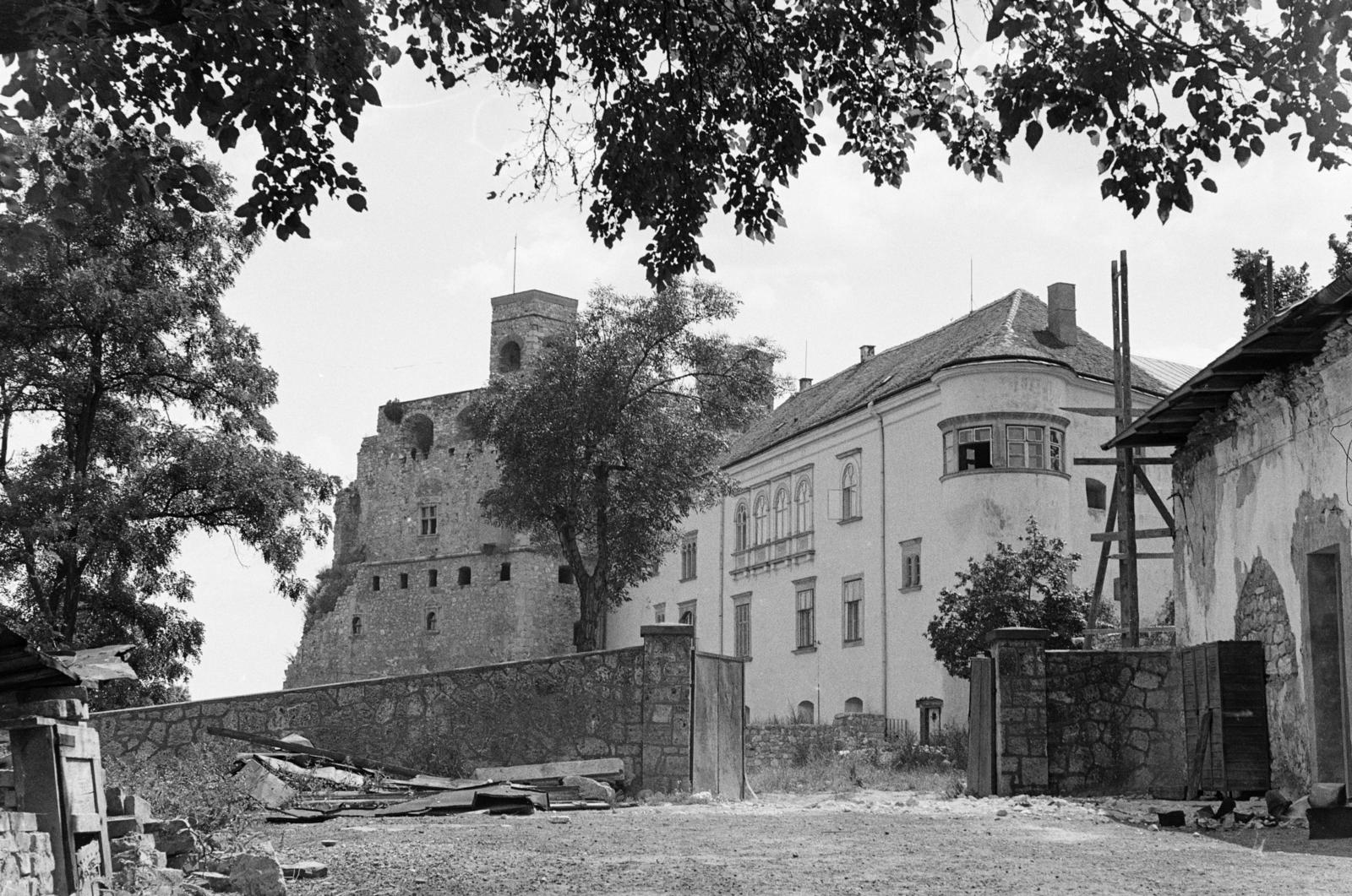 Magyarország, Sárospatak, Rákóczi-vár, fent a Vörös-torony, előtérben a Perényi-szárny., 1969, Szalay János, Fortepan #301307