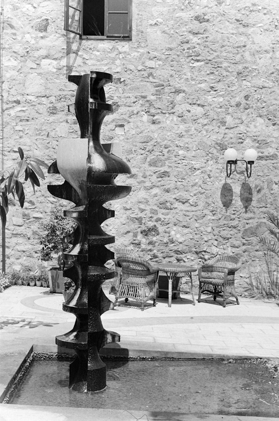 Magyarország, Sárospatak, a Borostyán turistaszálló és étterem udvara, a díszkút környezete Makovecz Imre tervei alapján készült., 1969, Szalay János, Fortepan #301309