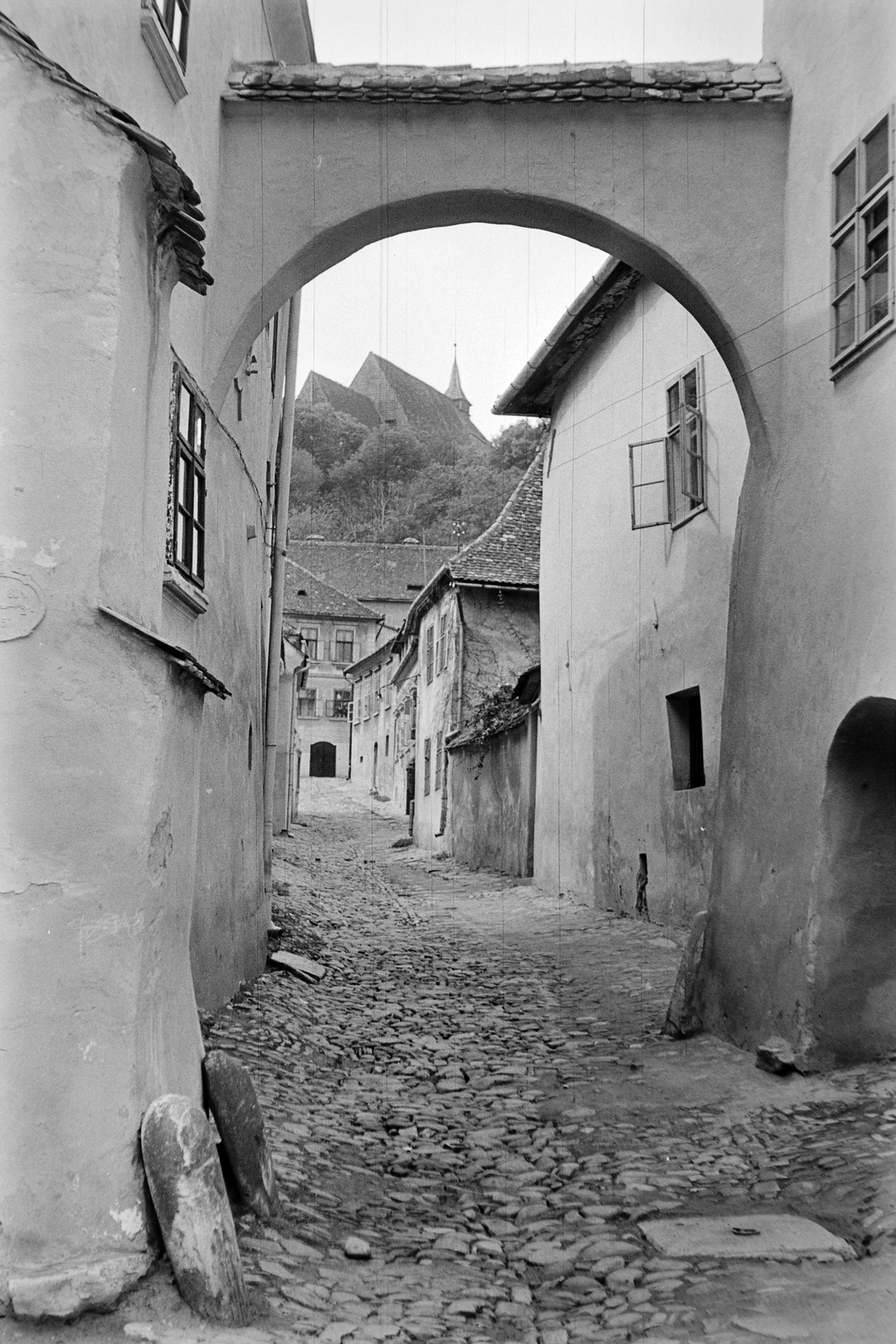 Romania,Transylvania, Sighişoara, Ónműves utca (Strada Cositorarilor), háttérben a Hegyi templom (Vártemplom)., 1963, Németh Tamás, Fortepan #30131