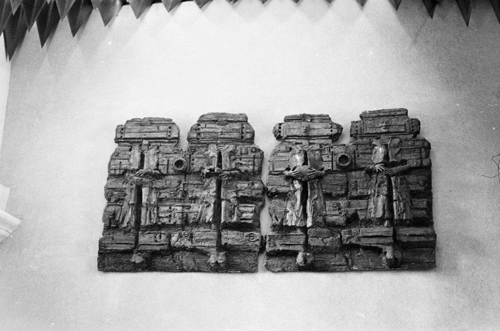 Magyarország, Sárospatak, Borostyán turistaszálló, Lakner László festőművész domborműve az étterem végfalán., 1969, Szalay János, Fortepan #301311