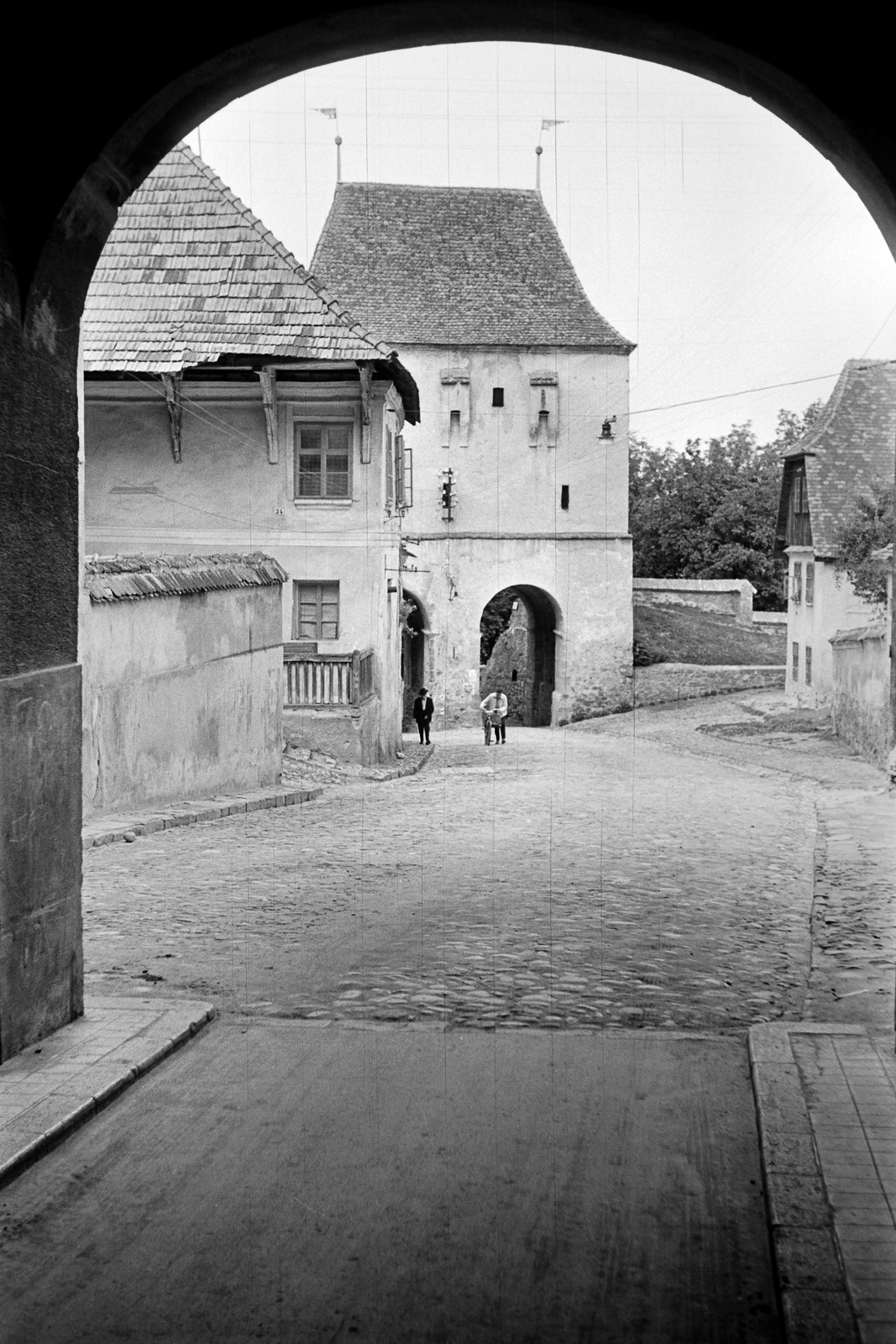 Romania,Transylvania, Sighişoara, Szabó-kaputorony a Fő tér átjáróháza felől., 1963, Németh Tamás, Fortepan #30132