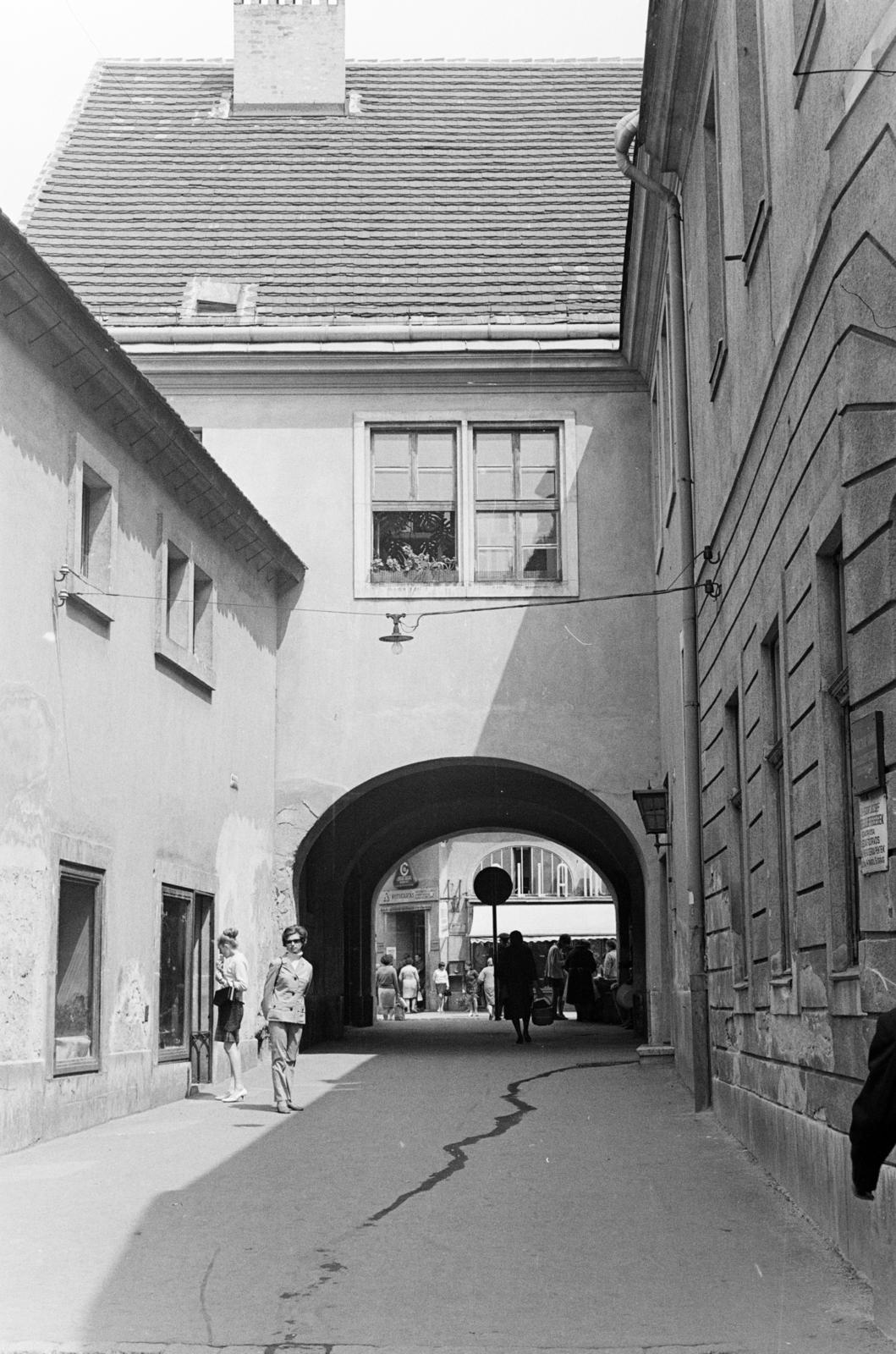 Hungary, Miskolc, Rákóczi Ferenc utca, a Sötétkapu a Széchenyi István utca felé vezet, ahol a Kossuth Lajos utca sarkán a Pannónia Szálló és az Állami Áruház épülete látható., 1969, Szalay János, Fortepan #301320