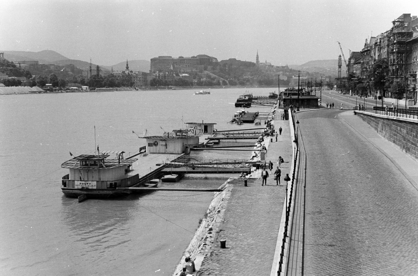 Hungary, Budapest V., kilátás a Szabadság híd pesti hídfőjéről a pesti alsó rakpart felé. Szemben a távolban a budai Vár. Előtérben haltároló bárkák a Dunán., 1962, Szalay János, Budapest, Fortepan #301333