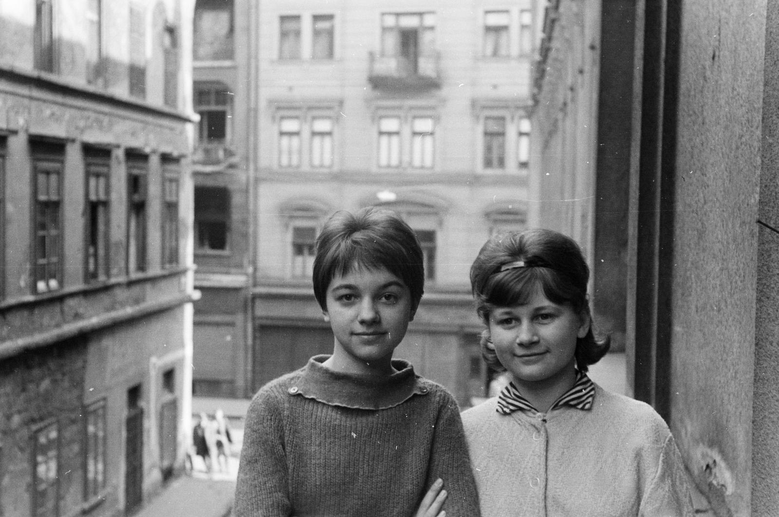 Hungary, Budapest V., a felvétel a Molnár utca 20. számú sarokház Sörház utcai oldalán, egy erkélyen készült. Háttérben a Váci utca 60-as számú ház látható., 1960, Szalay János, Budapest, Fortepan #301340