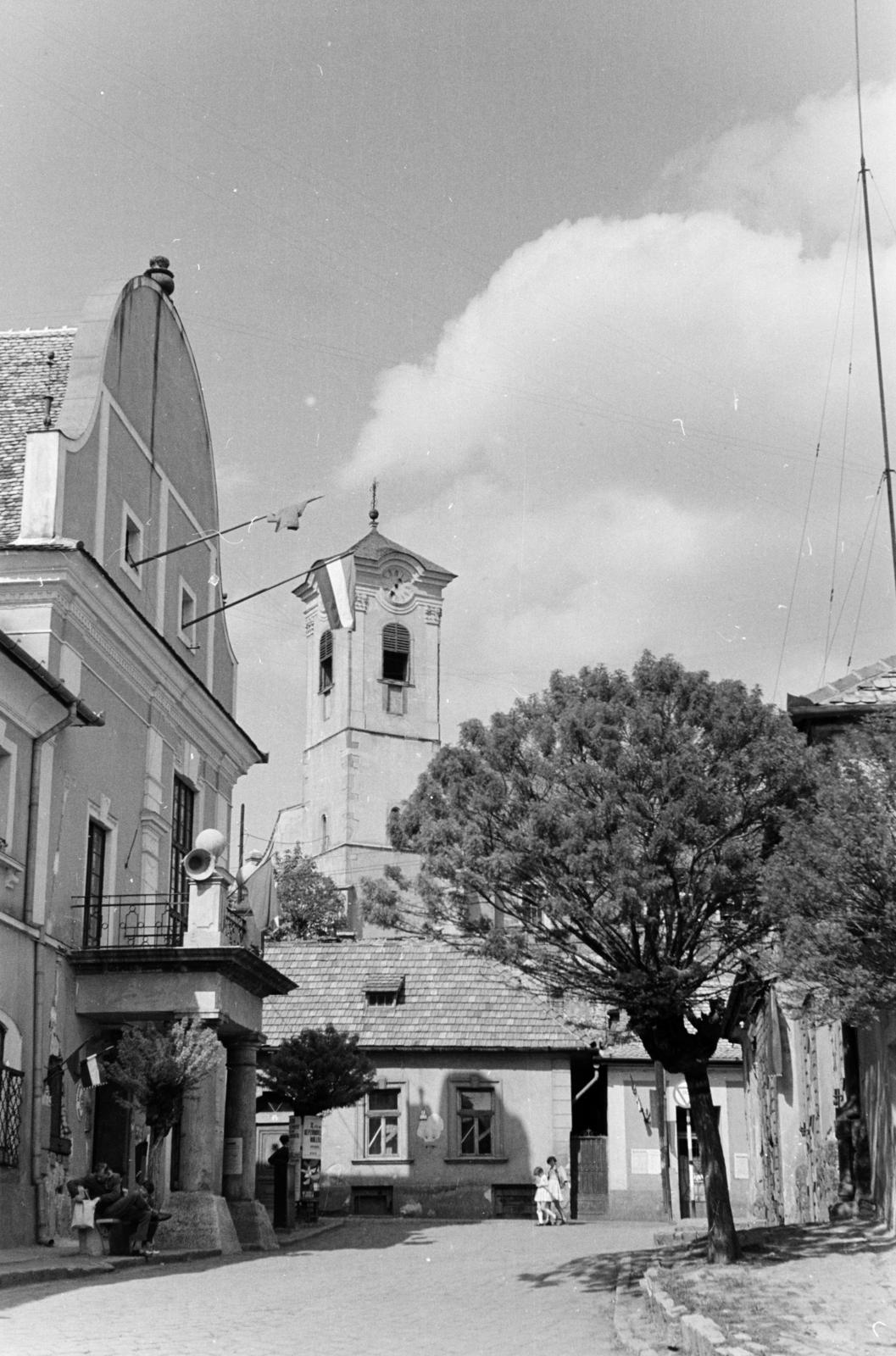Hungary, Szentendre, Városház tér, balra a Városháza. Háttérben a Keresztelő Szent János-templom., 1960, Szalay János, Fortepan #301343