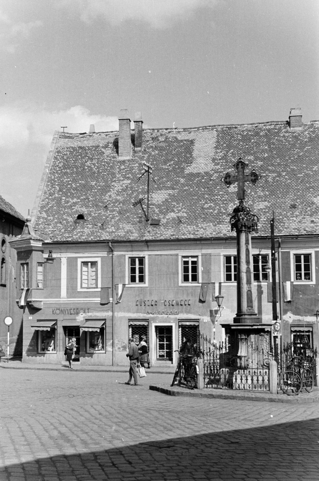 Hungary, Szentendre, Fő (Marx) tér a Rákóczi Ferenc utca felől nézve, szemben a Szerb (kalmár) kereszt és a szerb kereskedőház., 1960, Szalay János, book store, bicycle, grocery store, Fortepan #301344