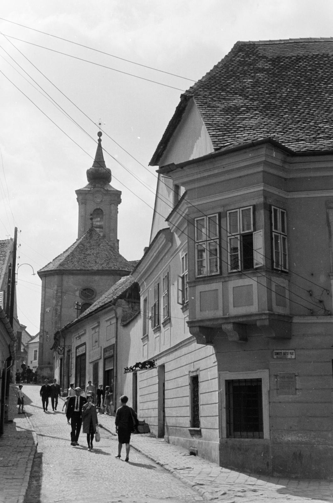Magyarország, Szentendre, Duna korzó (Somogyi-Bacsó part), szemben a Görög utca. Jobbra a sarkon a Bóbics ház, a 18. századi kereskedőház. Szemben a Blagovesztenszka görögkeleti templom látható., 1960, Szalay János, Fortepan #301345