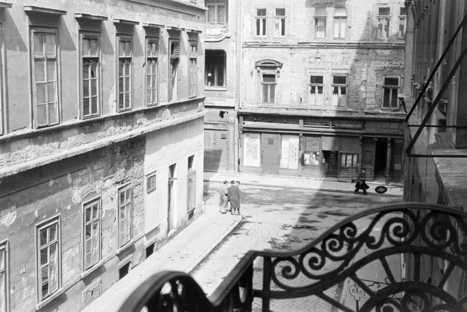 Magyarország, Budapest V., a felvétel a Molnár utca 20. számú sarokház Sörház utcai oldalán, egy erkélyen készült. Szemben a Váci utca 60-as számú ház látható., 1955, Szalay János, Budapest, Fortepan #301346