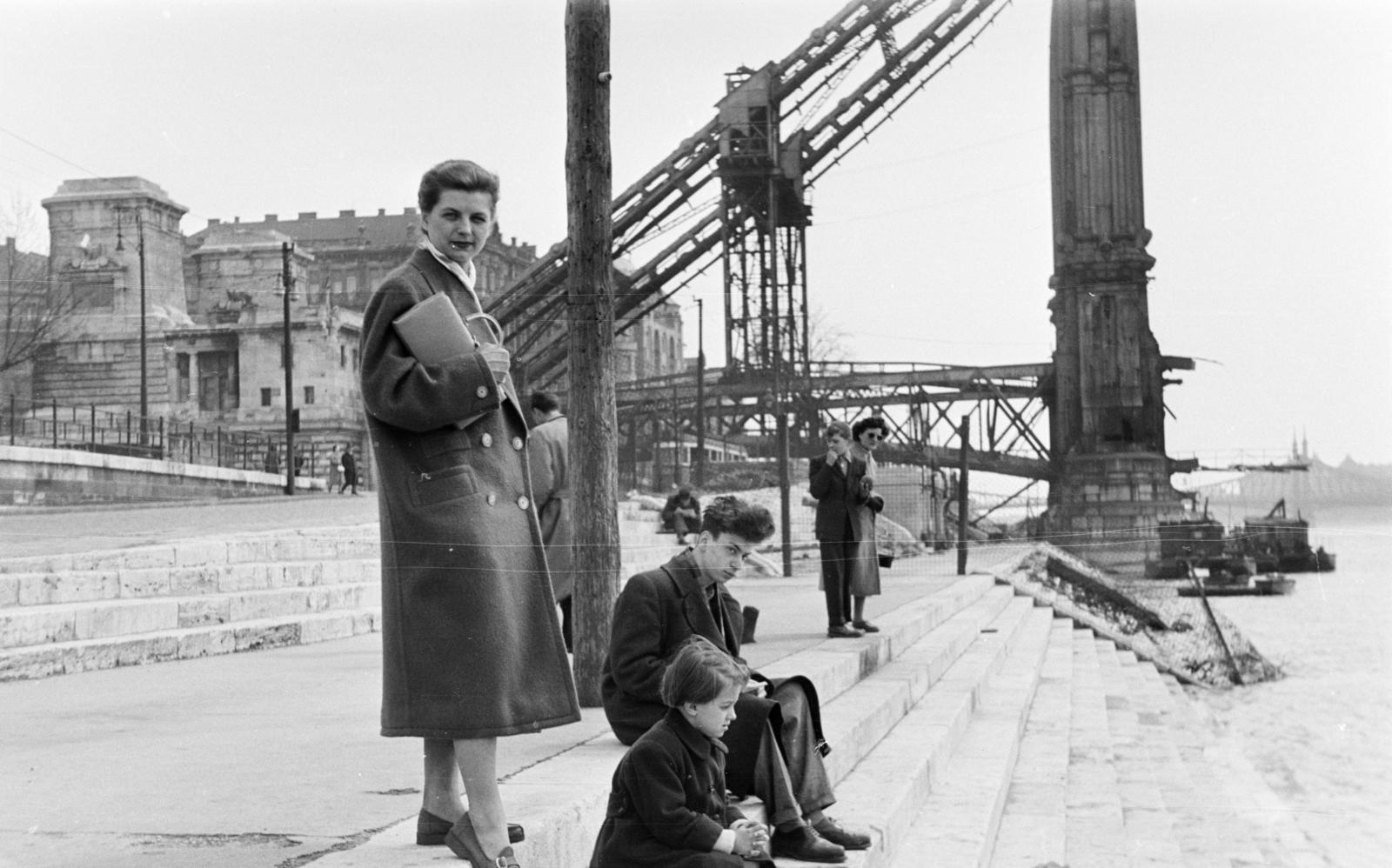 Magyarország, Budapest V., a pesti alsó rakpart a Petőfi térnél, háttérben a lerombolt Erzsébet híd pesti hídfője., 1955, Szalay János, Budapest, Fortepan #301350