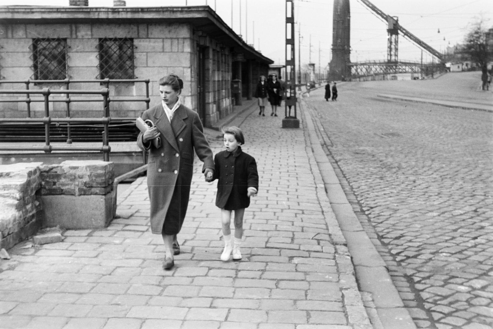 Magyarország, Budapest V., Belgrád rakpart a nemzetközi hajóállomásnál, háttérben a lerombolt Erzsébet híd pesti pilonja., 1955, Szalay János, Budapest, Fortepan #301354