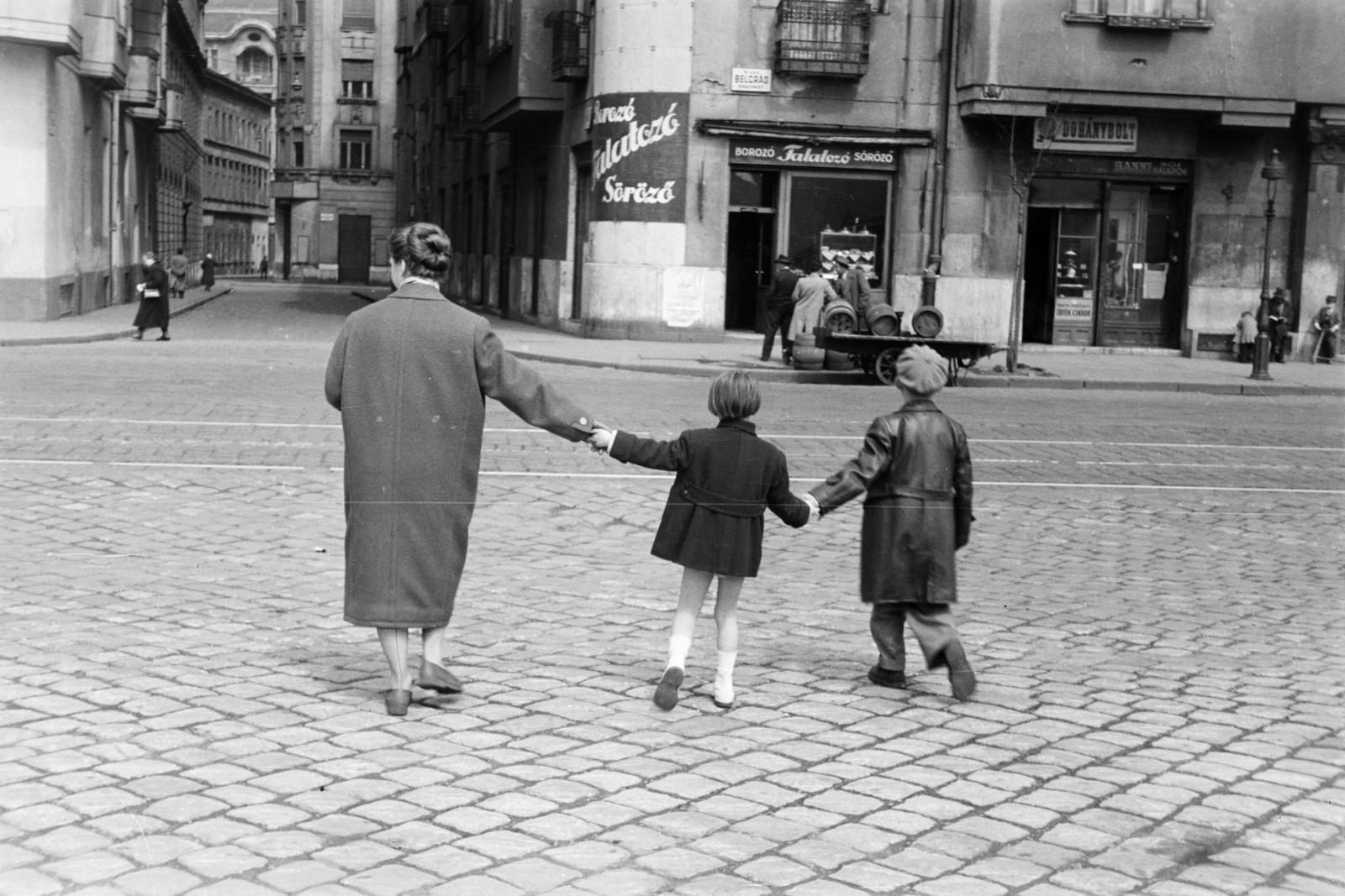 Magyarország, Budapest V., Belgrád rakpart, szemben a Sörház utca., 1955, Szalay János, Budapest, Fortepan #301355