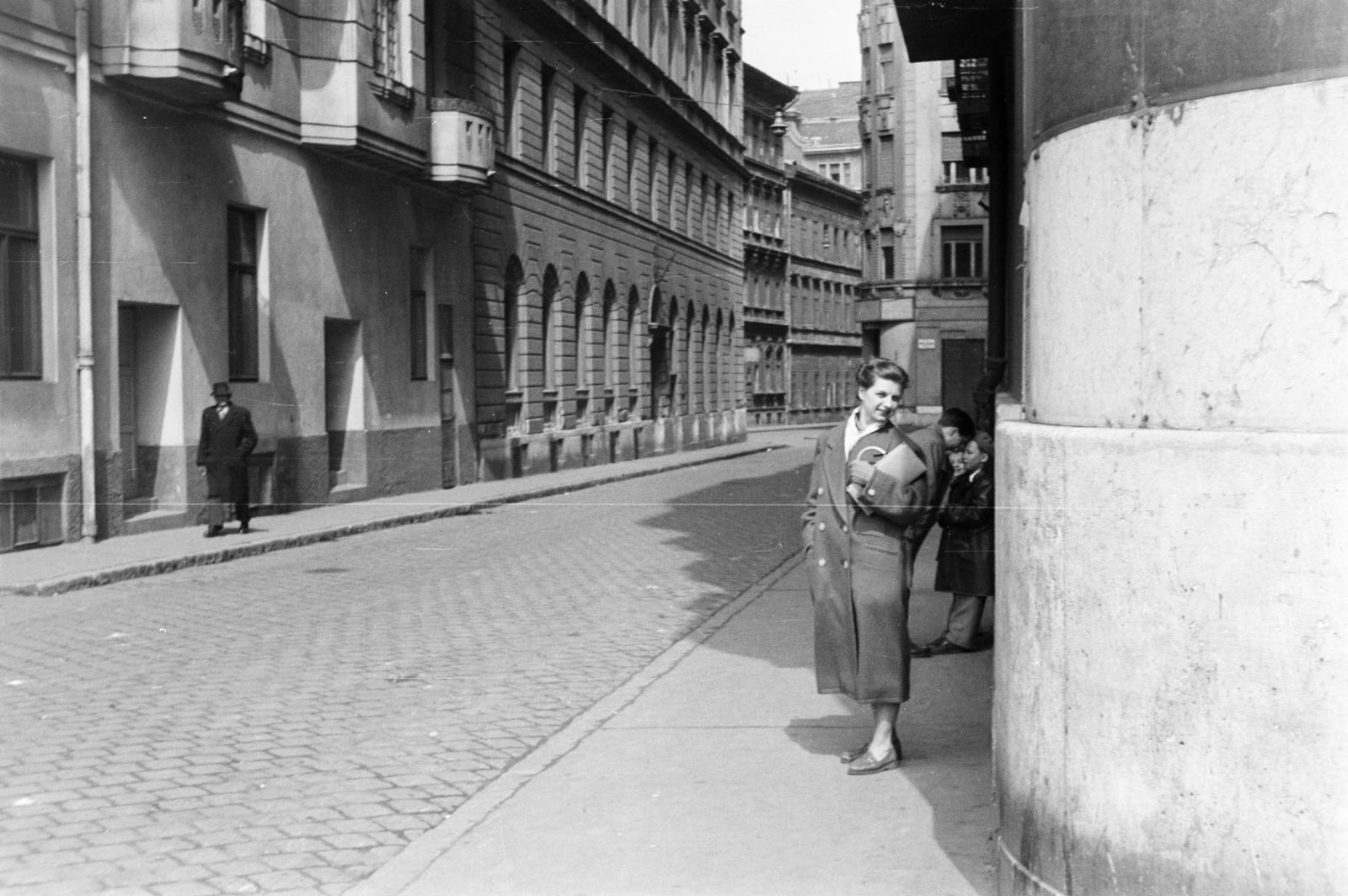 Hungary, Budapest V., Sörház utca a Belgrád rakpart felől., 1955, Szalay János, Budapest, Fortepan #301357
