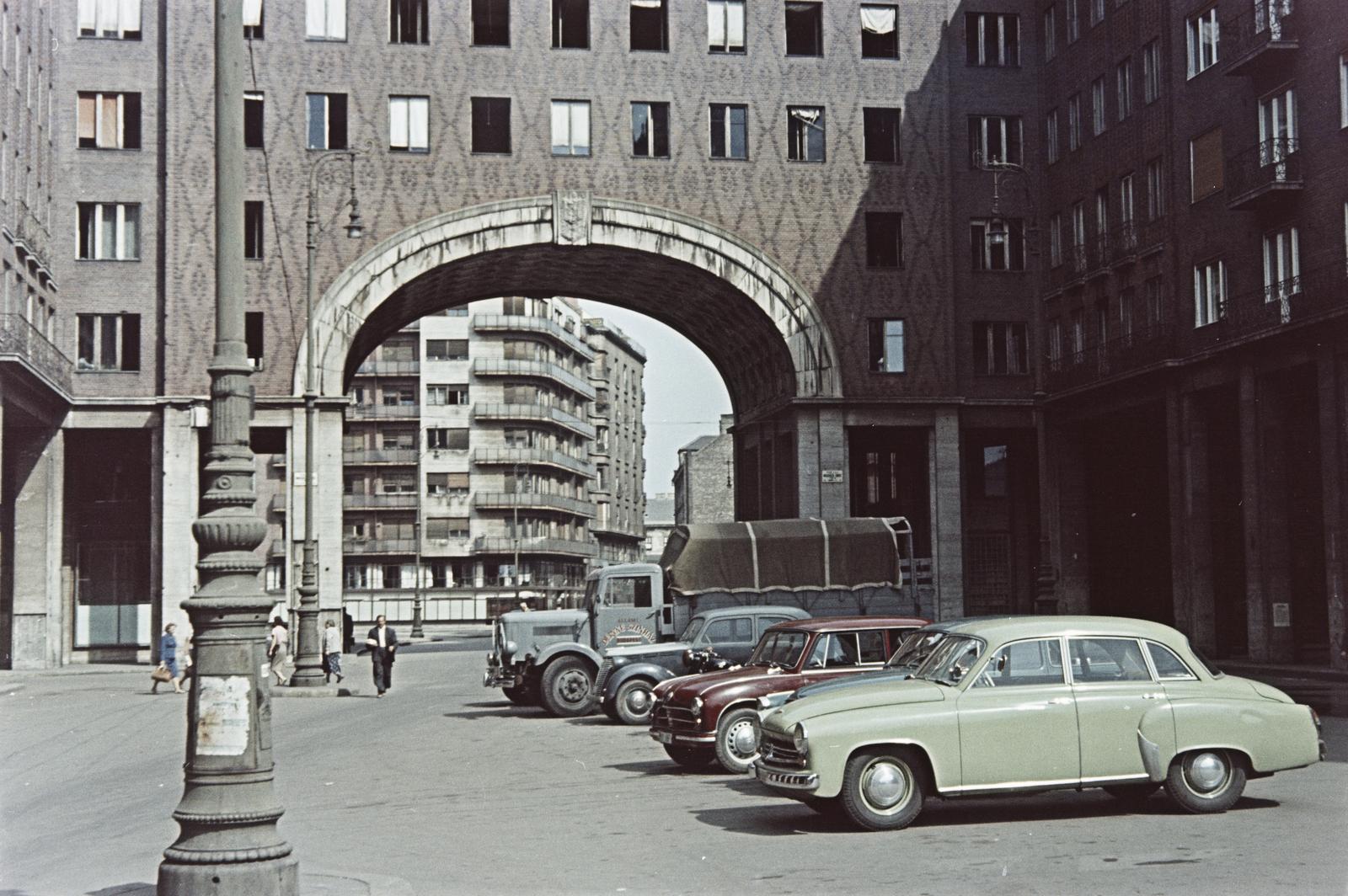 1957, Szalay János, AWZ P70 Zwickau, Wartburg 311/312, Madách-házak, árkád, klinkertégla, Fortepan #301360