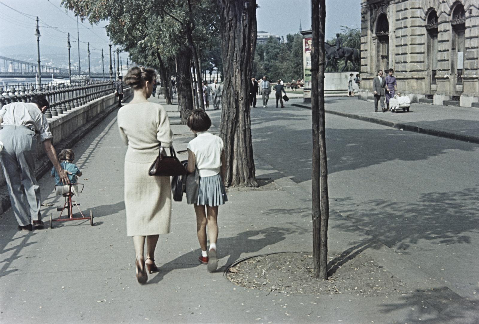 Magyarország, Budapest V., a Dunakorzó a Vigadó térnél, balra a háttérben a Széchenyi Lánchíd, jobbra a Duna szálló., 1957, Szalay János, Budapest, Fortepan #301363