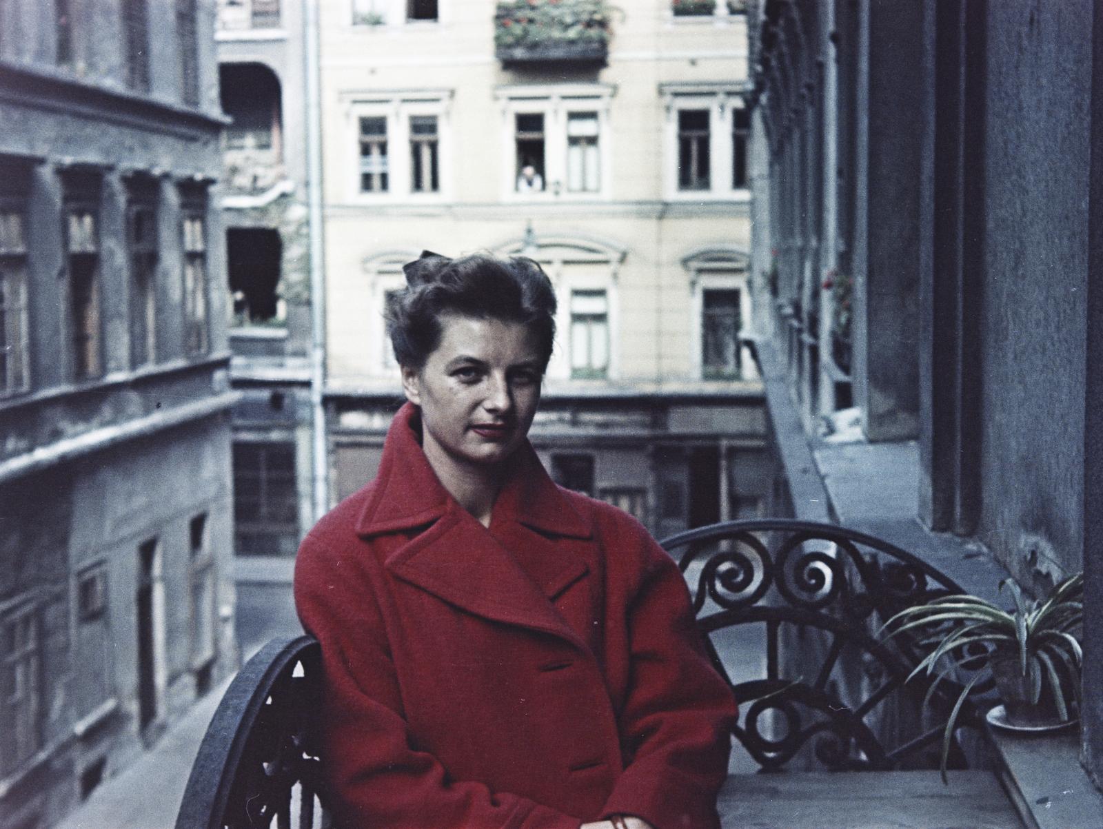 Hungary, Budapest V., a felvétel a Molnár utca 20. számú sarokház Sörház utcai oldalán, egy erkélyen készült. Háttérben a Váci utca 60-as számú ház látható., 1957, Szalay János, Budapest, Fortepan #301369