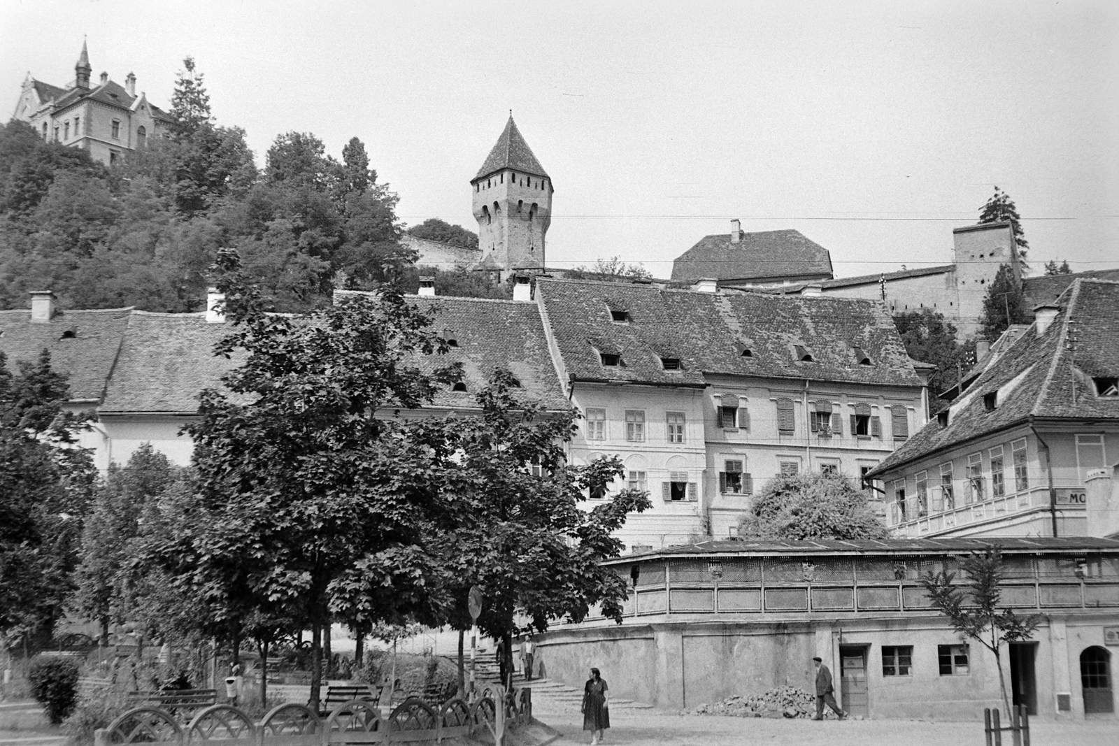 Romania,Transylvania, Sighişoara, Piata Hermann Oberth, fent középen az Ónművesek tornya., 1963, Németh Tamás, Fortepan #30137