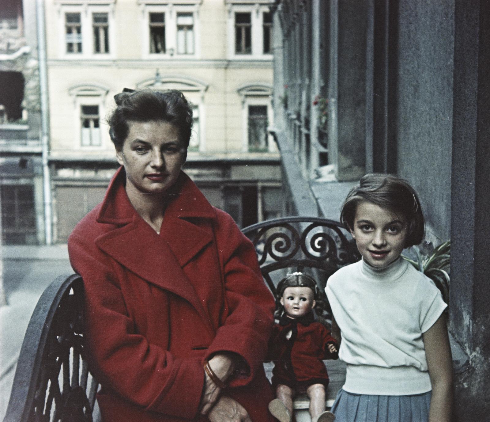 Magyarország, Budapest V., a felvétel a Molnár utca 20. számú sarokház Sörház utcai oldalán, egy erkélyen készült. Háttérben a Váci utca 60-as számú ház látható., 1957, Szalay János, Budapest, Fortepan #301370