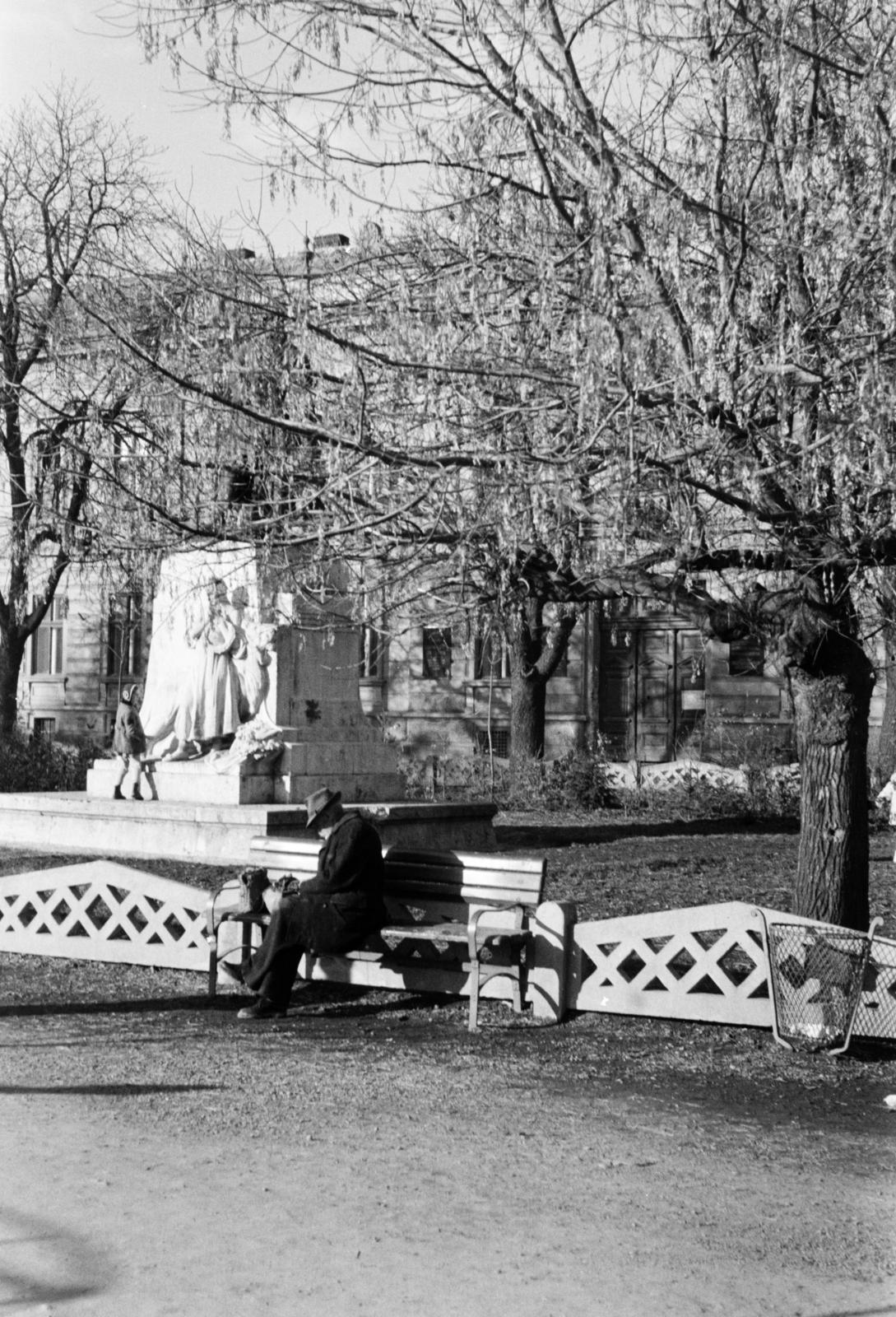 Románia,Erdély, Nagyvárad, Szabadság park / Parcul Libertății, háttérben Szacsvay Imre szobra., 1969, Szalay János, Fortepan #301375