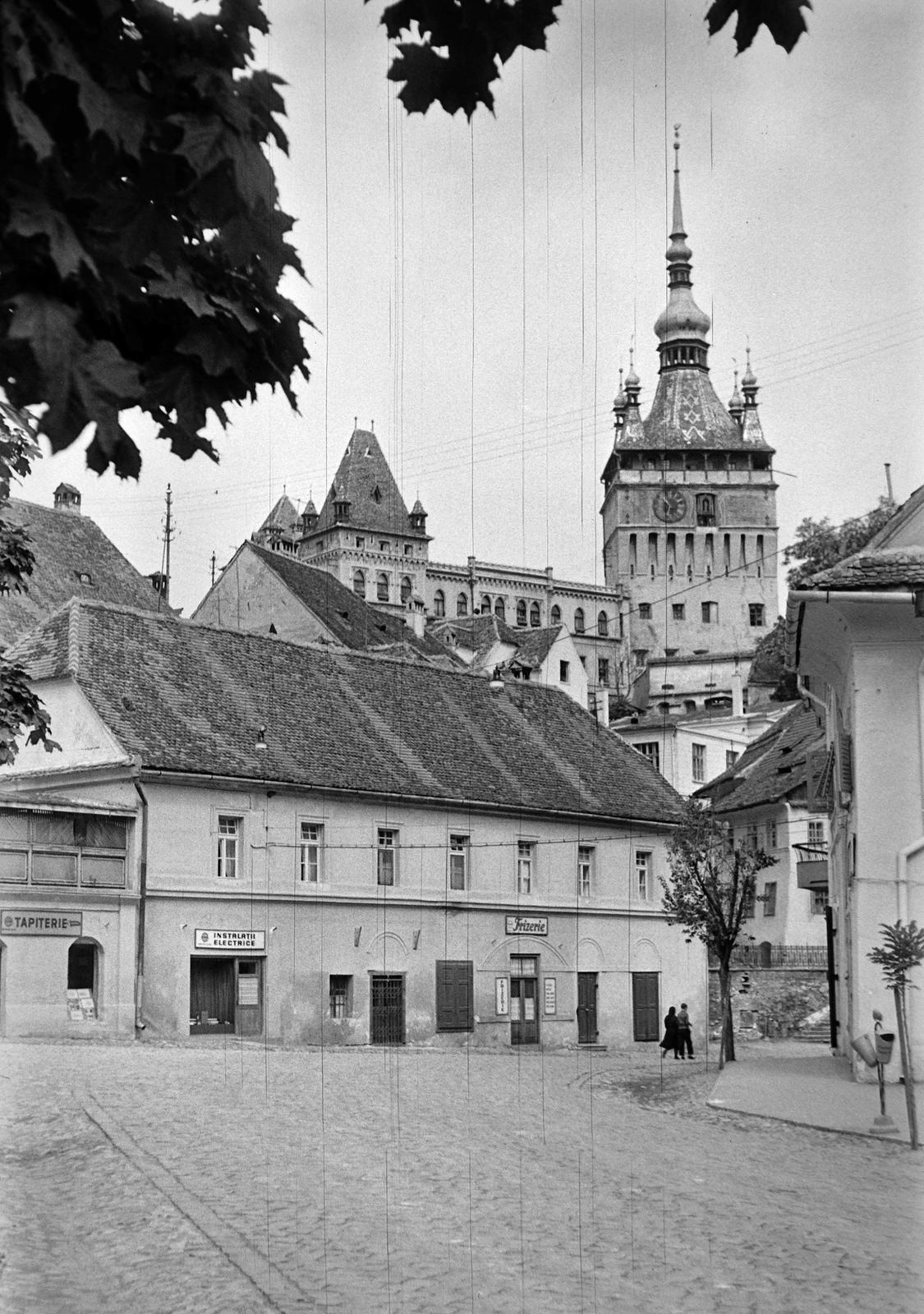 Romania,Transylvania, Sighişoara, Piata Hermann Oberth, jobbra az Óratorony., 1963, Németh Tamás, clock tower, Fortepan #30138