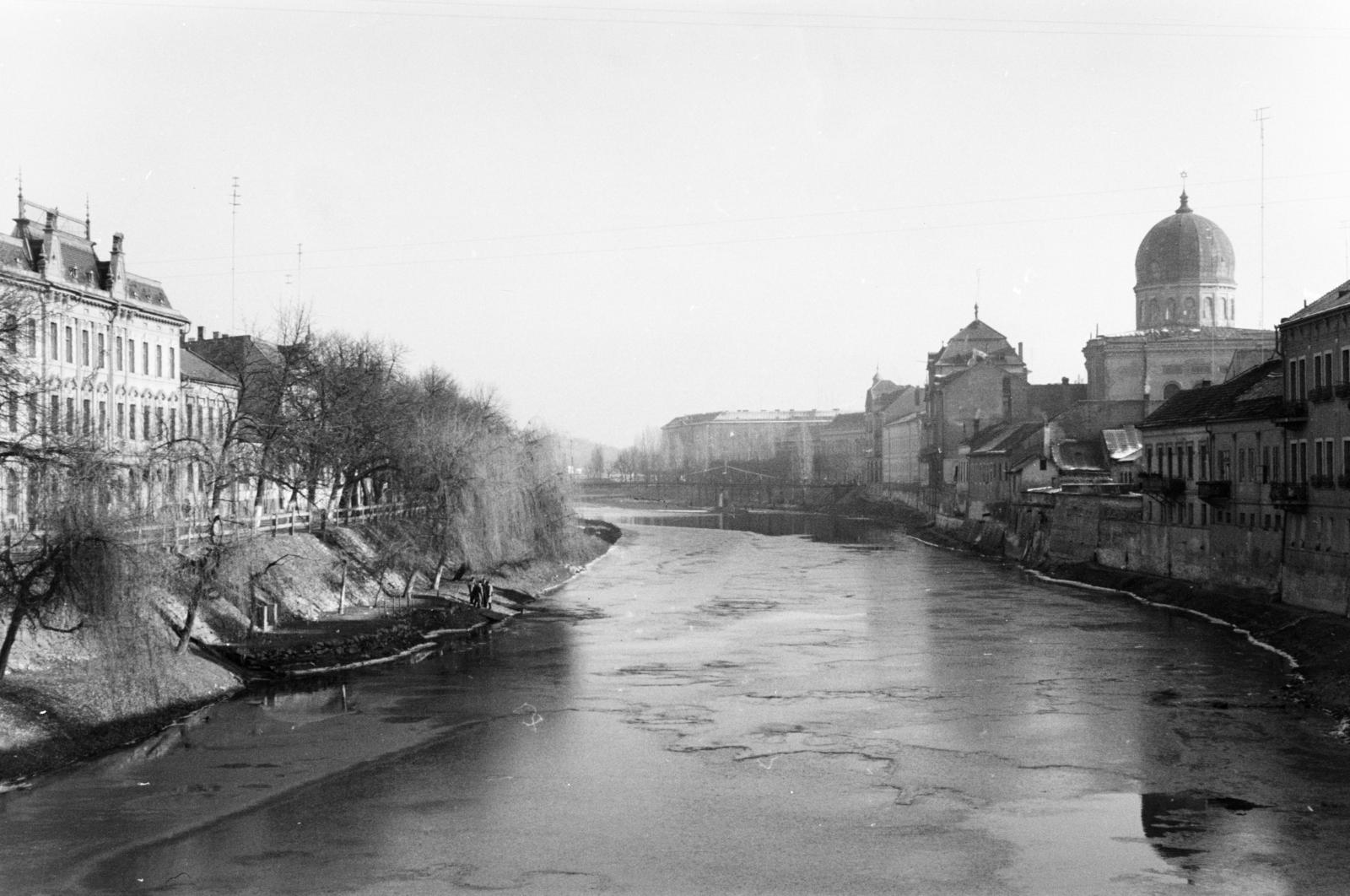 Romania,Transylvania, Oradea, a Sebes-Körös a Szent László hídtól a Garasos híd felé nézve, jobbra a neológ zsinagóga kupolája., 1969, Szalay János, Fortepan #301380
