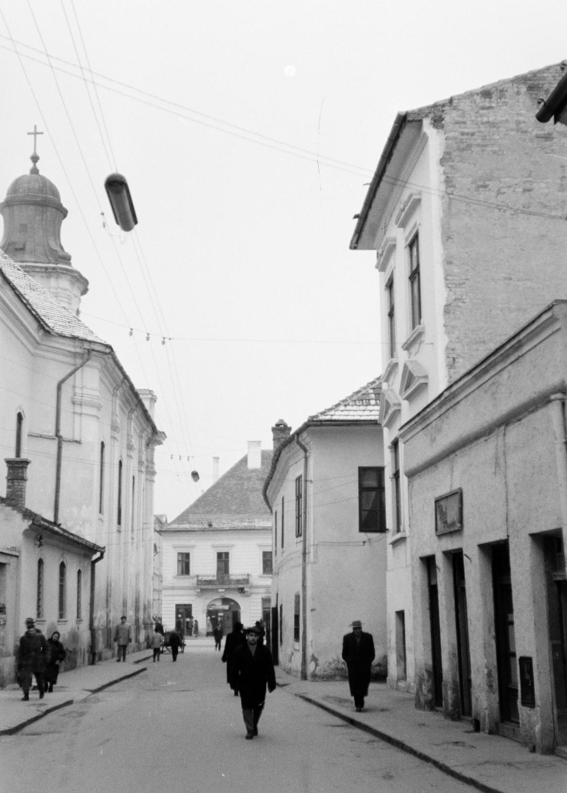 Románia,Erdély, Kolozsvár, Minorita utca (Strada Hermann Oberth), balra a minorita templom, szemben a Bólyai utca (Strada Bolyai János) - Deák Ferenc utca (Bulevardul Eroilor) sarkán álló ház látható., 1965, Szalay János, Fortepan #301388