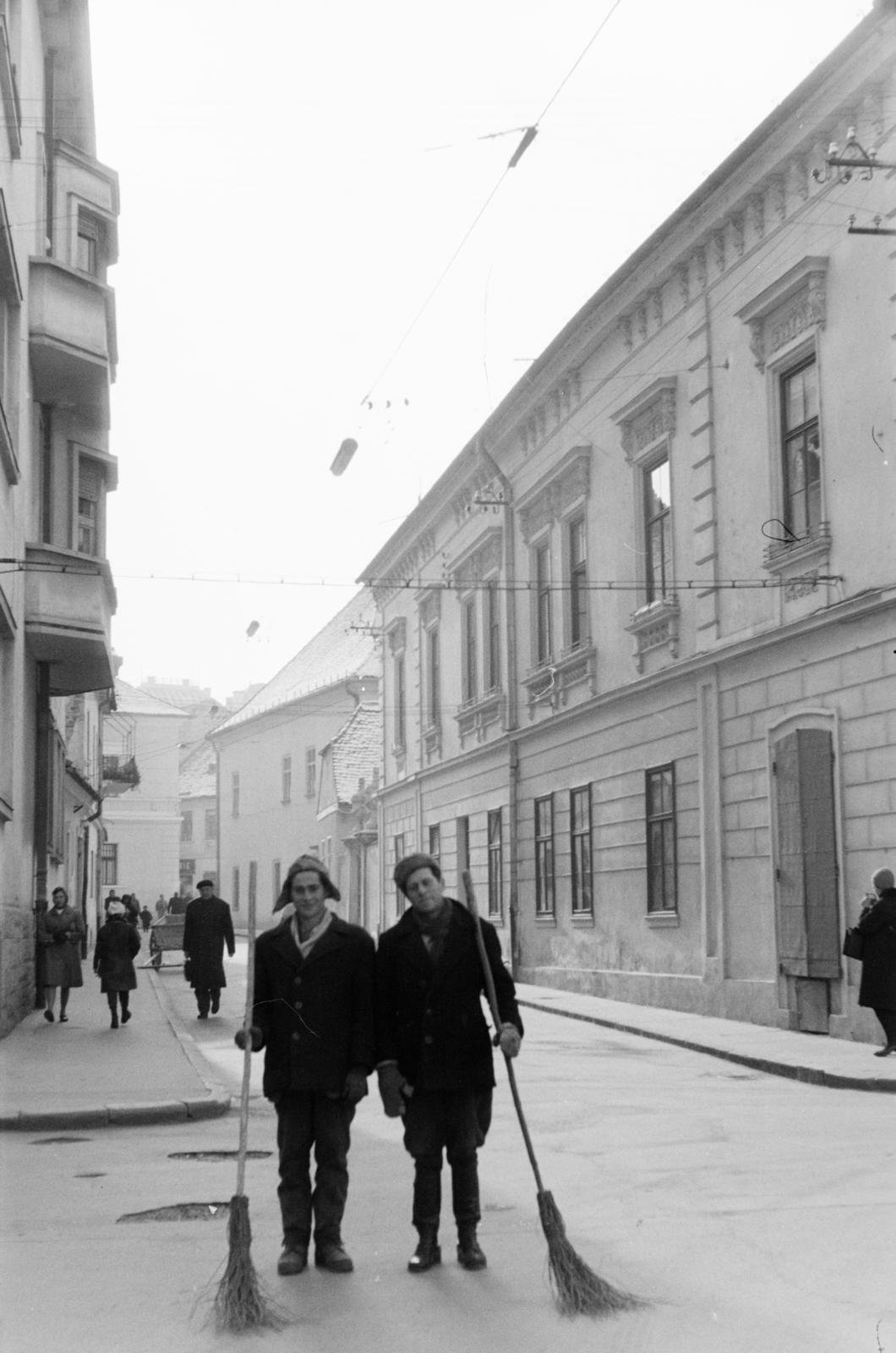 Romania,Transylvania, Cluj-Napoca, a felvétel a ferences templom előtt készült, háttérben a Klastrom utca (Vasile Goldiș)., 1965, Szalay János, Fortepan #301392