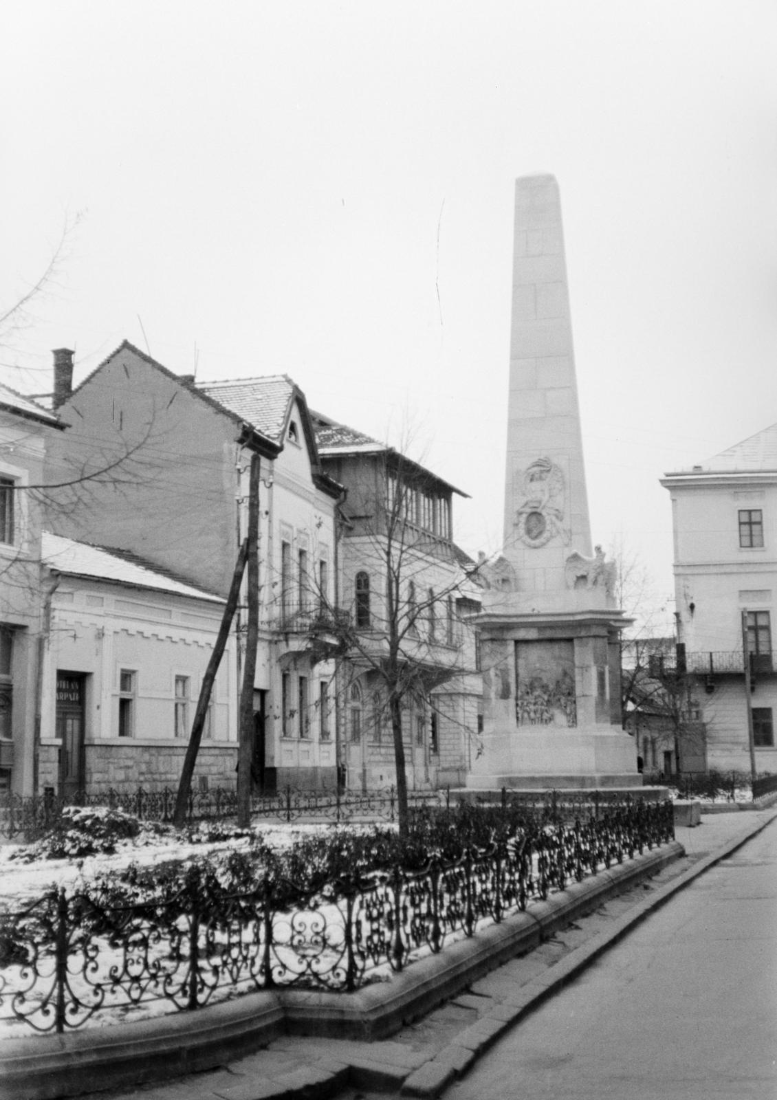Románia,Erdély, Kolozsvár, Karolina tér (Piata Muzeului), Karolina oszlop., 1965, Szalay János, Fortepan #301393