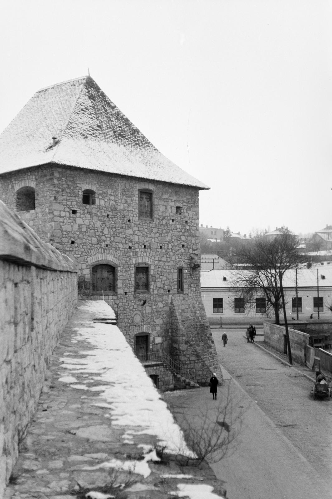 Romania,Transylvania, Cluj-Napoca, rálátás a várfalról a Bethlen utcára és a Szabók bástyájára (Bethlen-bástya)., 1965, Szalay János, Fortepan #301395