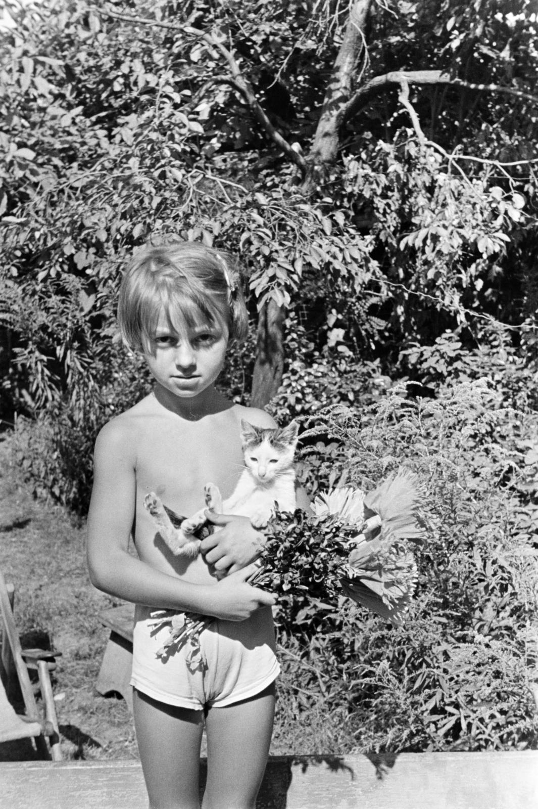 1958, Szalay János, macska, virág, kislány, virágcsokor, Fortepan #301399