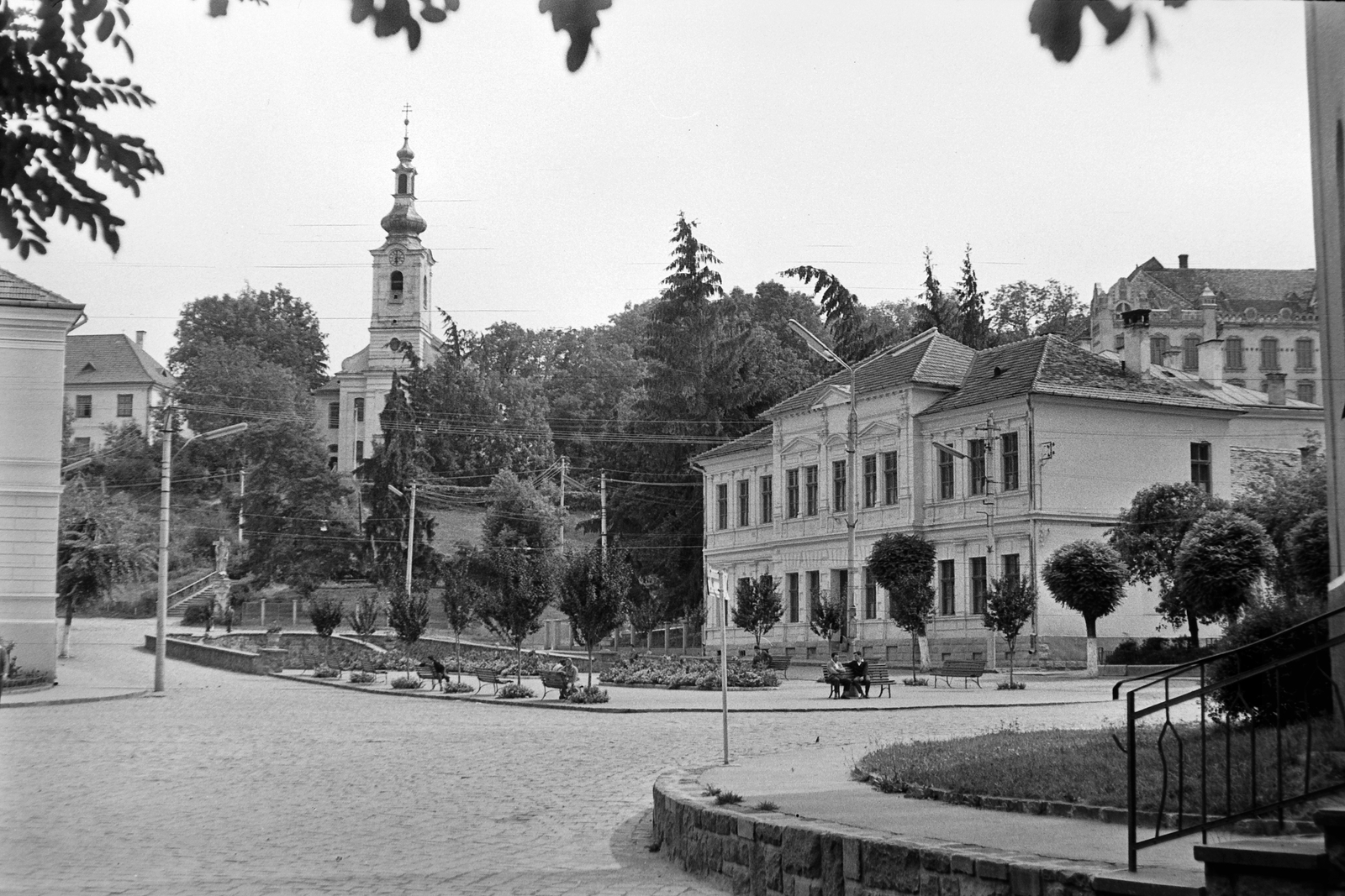 Romania,Transylvania, Ordorheiu Secuiesc, Városháza (eredetileg Batthyány, ekkor Augusztus 23) tér a Márton Áron (eredetileg Deák) tér felé és a Szent Miklós-templom felé nézve., 1963, Németh Tamás, church, Baroque-style, Catholic Church, Fortepan #30140