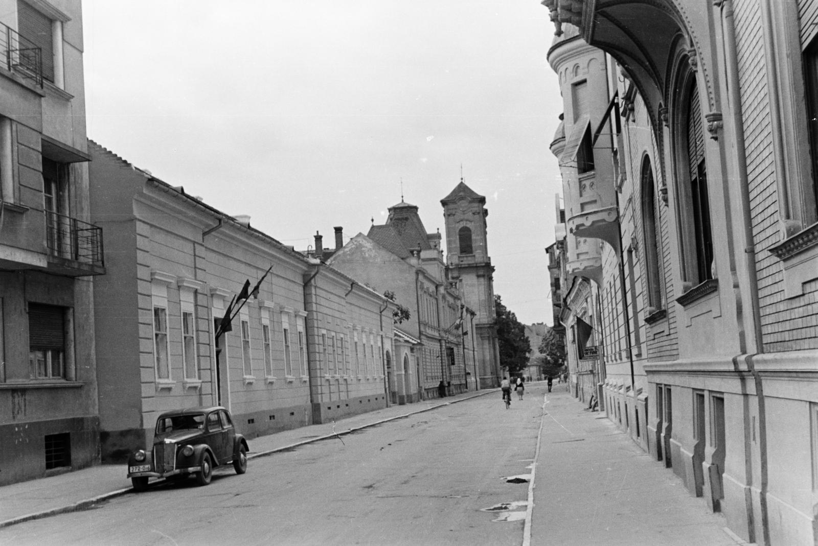 Románia,Erdély, Nagyvárad, Úri utca (Strada Episcop Roman Ciorogariu), balra az Iványi Ödön utca (Strada George Barițiu) sarkán a Fájdalmas Szűz premontrei, egykori pálos templom (Biserica Mânăștirii Premonstratense Maica Îndurerată)., 1960, Szalay János, Fortepan #301412
