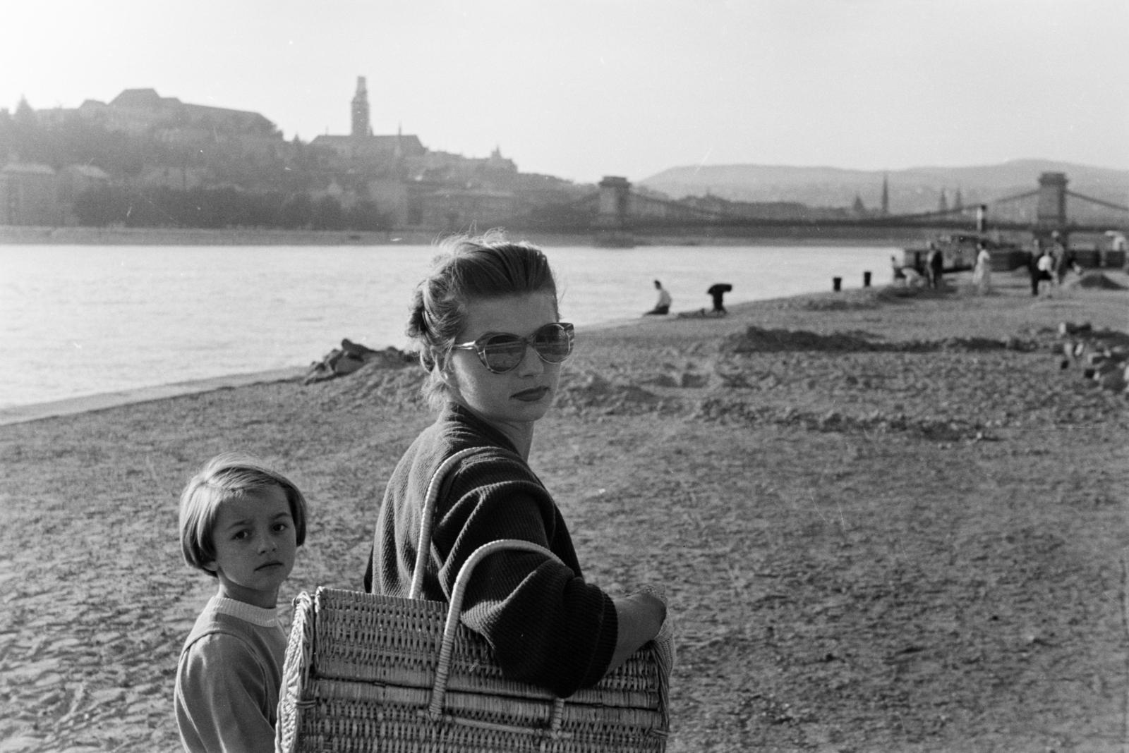 Magyarország, Budapest V., Pesti alsó rakpart a Petőfi térnél. Háttérben a Széchenyi Lánchíd., 1955, Szalay János, Best of, anya, napszemüveg, híd, gyerek, fonott táska, Duna, visszanézés, Budapest, Fortepan #301413