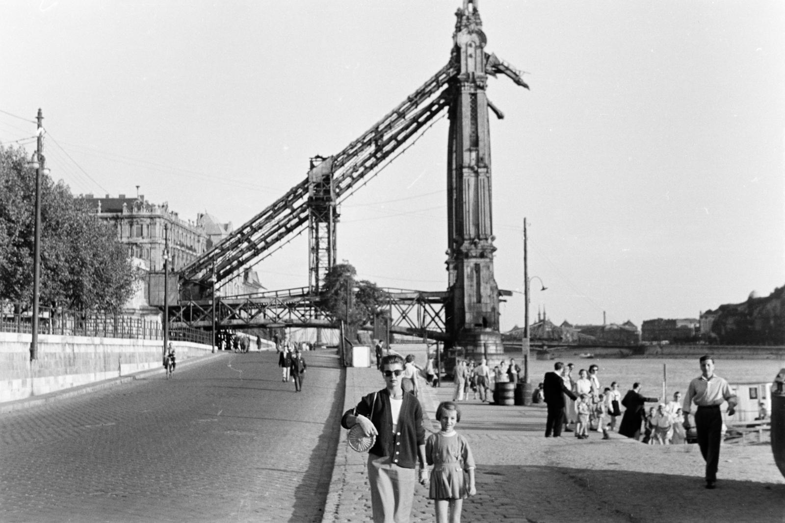 Magyarország, Budapest V., a pesti alsó rakpart a Petőfi térnél, háttérben a lerombolt Erzsébet híd pesti hídfője., 1955, Szalay János, Best of, hídroncs, rakpart, kerékpár, Budapest, Fortepan #301414