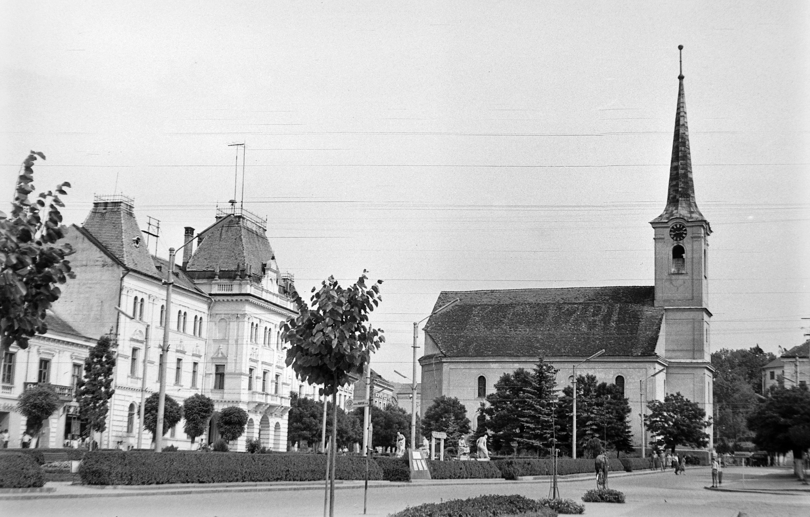 Romania,Transylvania, Ordorheiu Secuiesc, Városháza (eredetileg Batthyány, ekkor Augusztus 23) tér, balra a Városháza, szemben a református templom., 1963, Németh Tamás, church, square, street view, public building, eclectic architecture, Ottó Stehló-design, Fortepan #30142