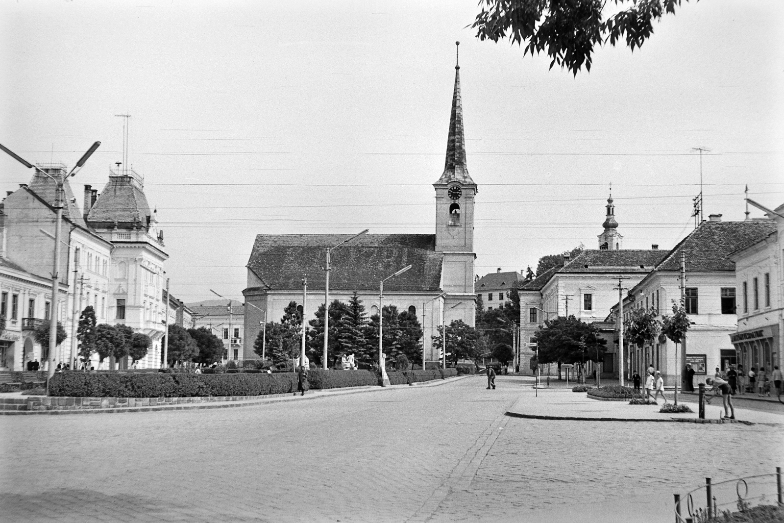 Románia,Erdély, Székelyudvarhely, Városháza (eredetileg Batthyány, ekkor Augusztus 23) tér, balra a Városháza, szemben a református templom, távolabb a Szent Mihály-templom tornya látszik., 1963, Németh Tamás, templom, tér, utcakép, középület, eklektikus építészet, Stehló Ottó-terv, Fortepan #30143