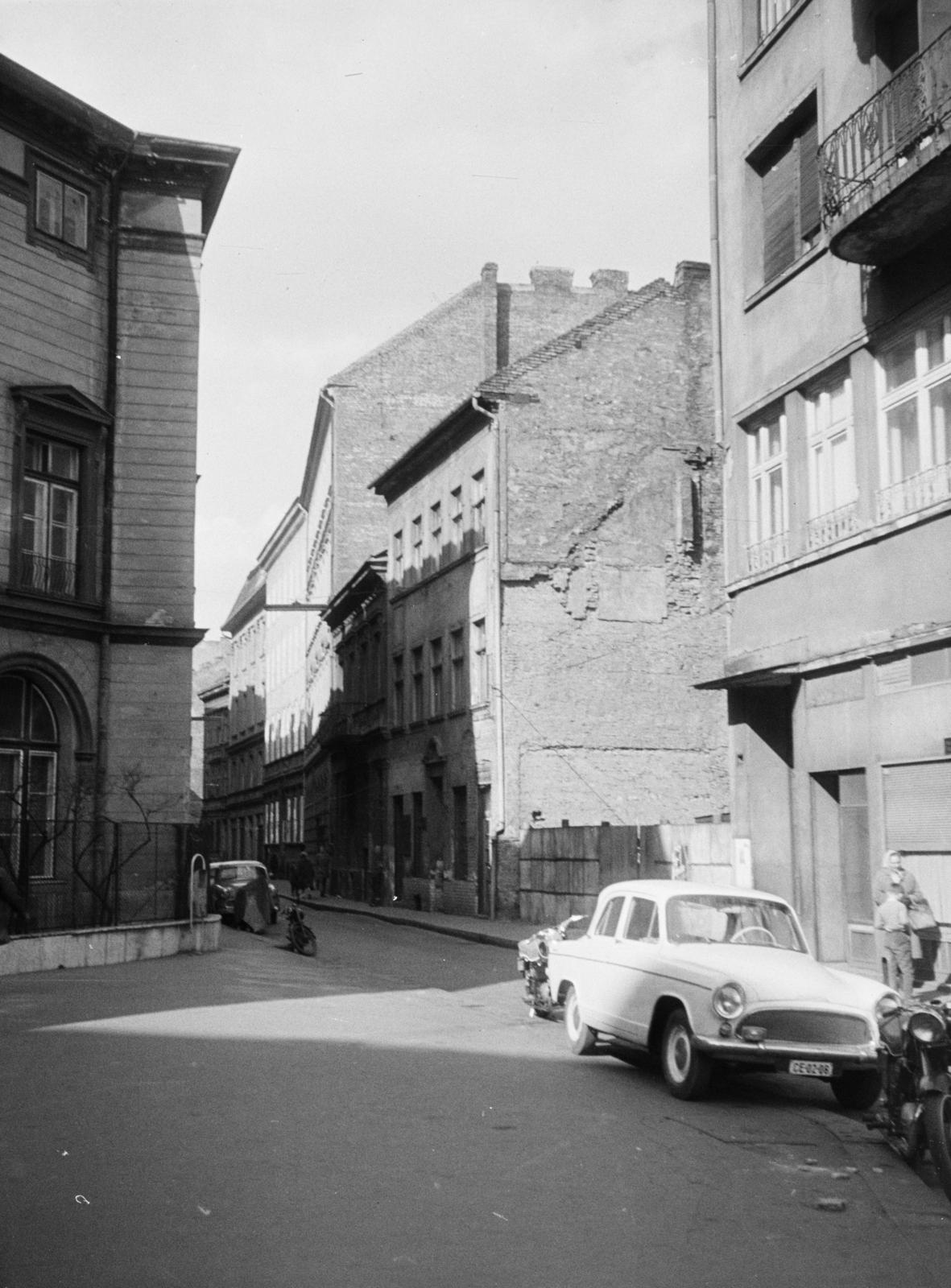 Magyarország, Budapest V., Magyar utca a Kecskeméti utca közelében. Balra a Középülettervező Vállalat (KÖZTI) később az ELTE Állam és Jogtudományi Kar épülete., 1963, Szalay János, Budapest, Fortepan #301443