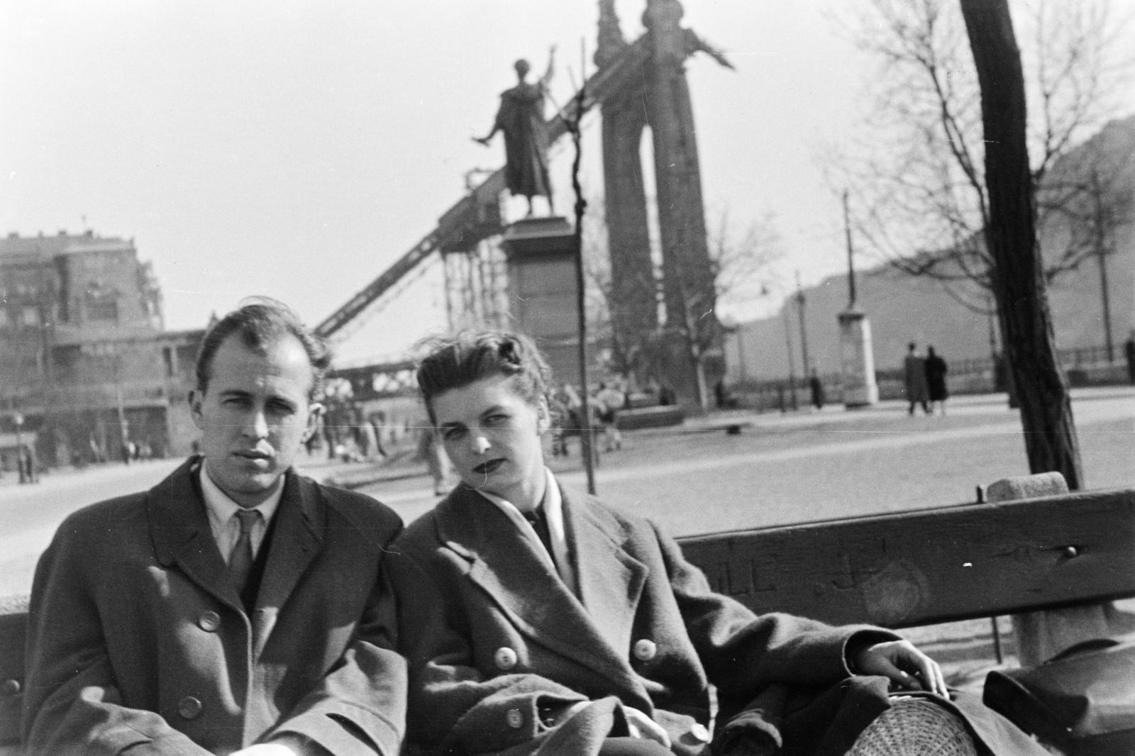 Magyarország, Budapest V., Petőfi tér, háttérben Petőfi Sándor szobra mögött a lerombolt Erzsébet híd pesti hídfője., 1956, Szalay János, emberpár, Petőfi-ábrázolás, Budapest, Fortepan #301445