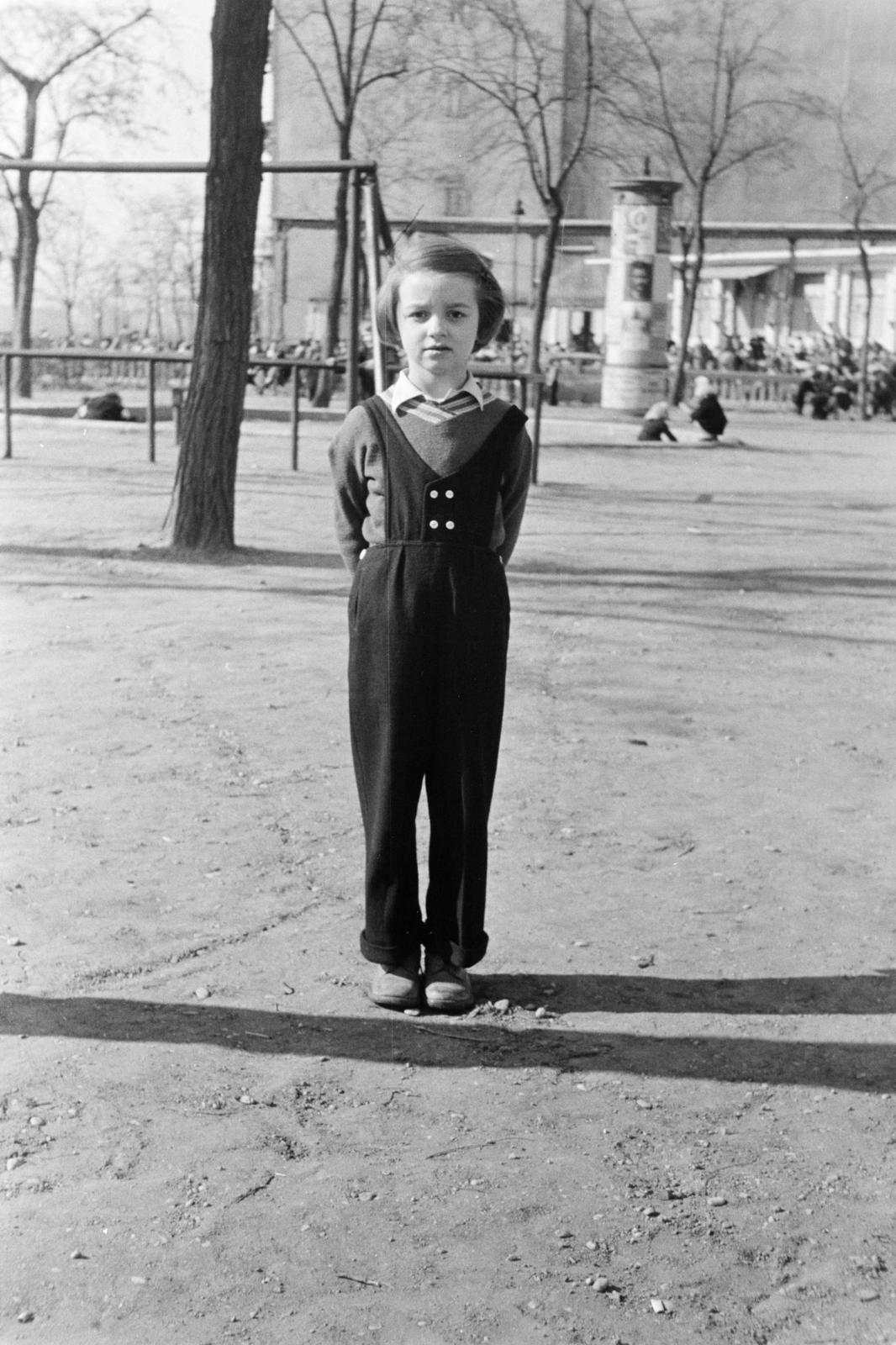 Magyarország, Budapest V., Petőfi tér, háttérben a Dunakert a Duna Szálló déli falánál., 1956, Szalay János, Budapest, kislány, Fortepan #301447