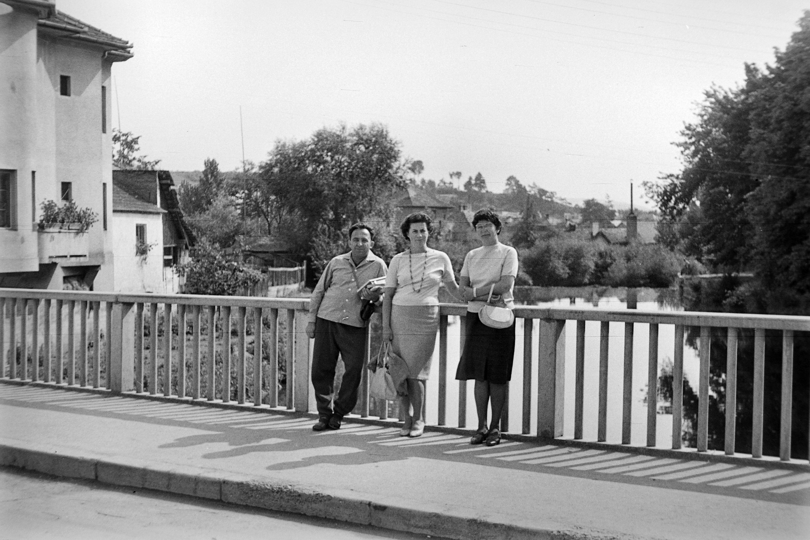 Romania, Ordorheiu Secuiesc,Transylvania, a Tamási Áron utcai (Lenin úti) Nagy-Küküllő híd., 1963, Németh Tamás, bridge, river, Fortepan #30145